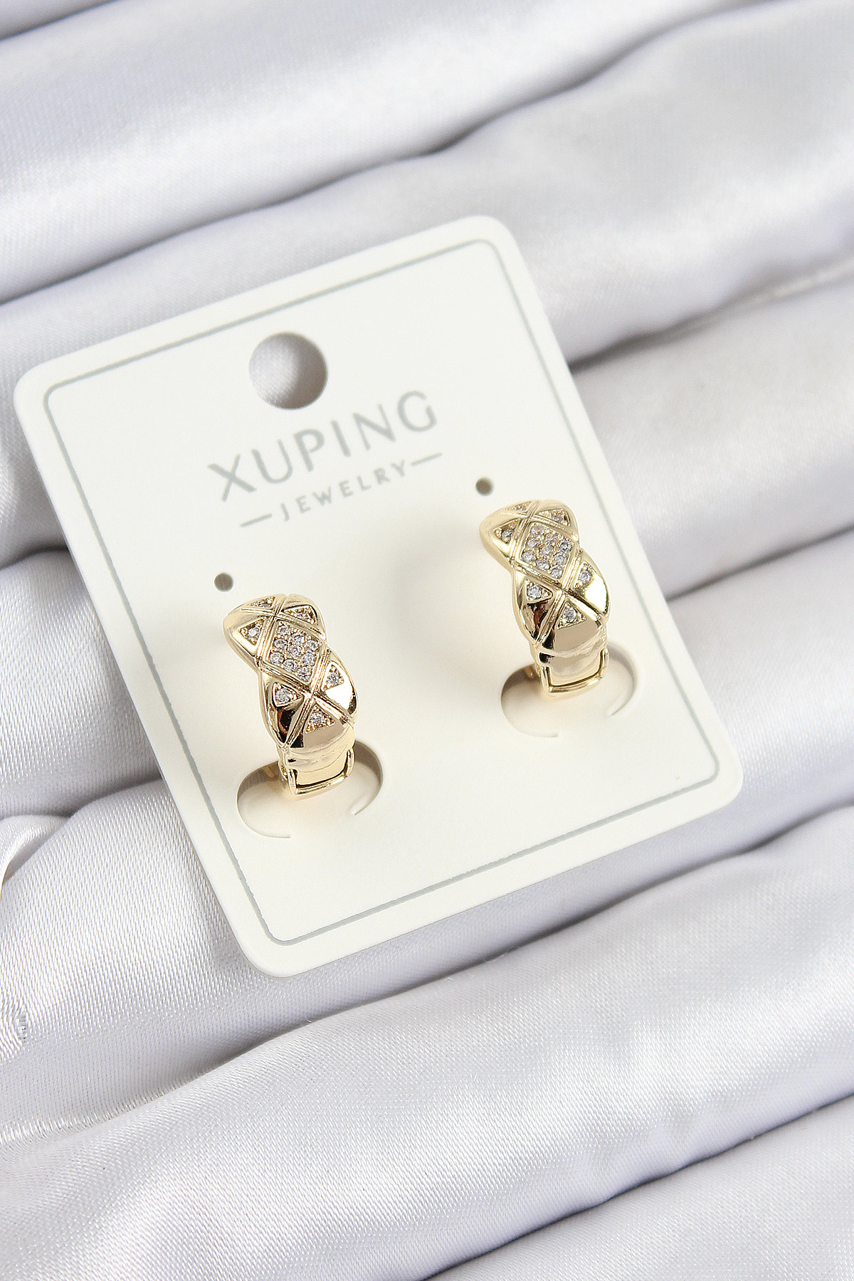 Xuping Zirkon Taşlı Geometrik Desenli Halka Model Gold Renk Kadın Küpe 5886