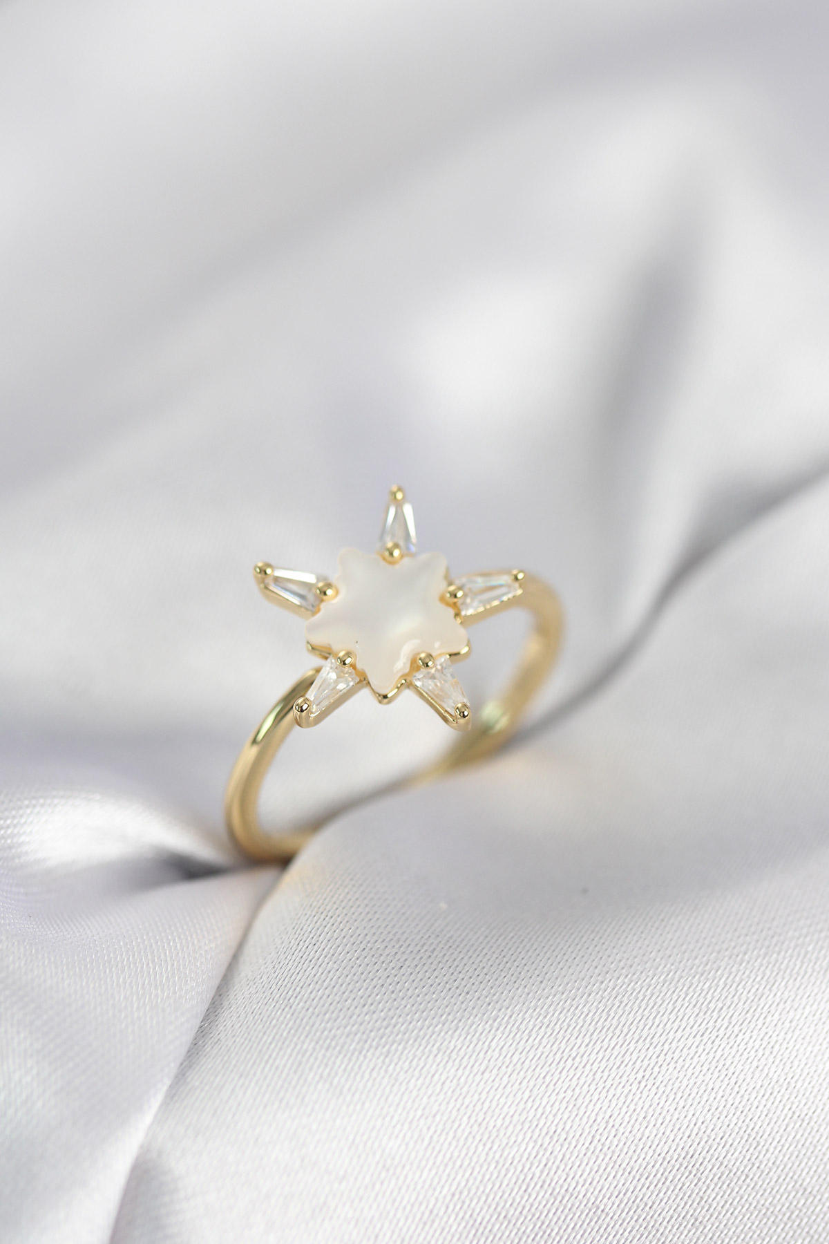 Gold Renk Yıldız Model Sedefli Zirkon Taşlı Kadın Yüzük 5886