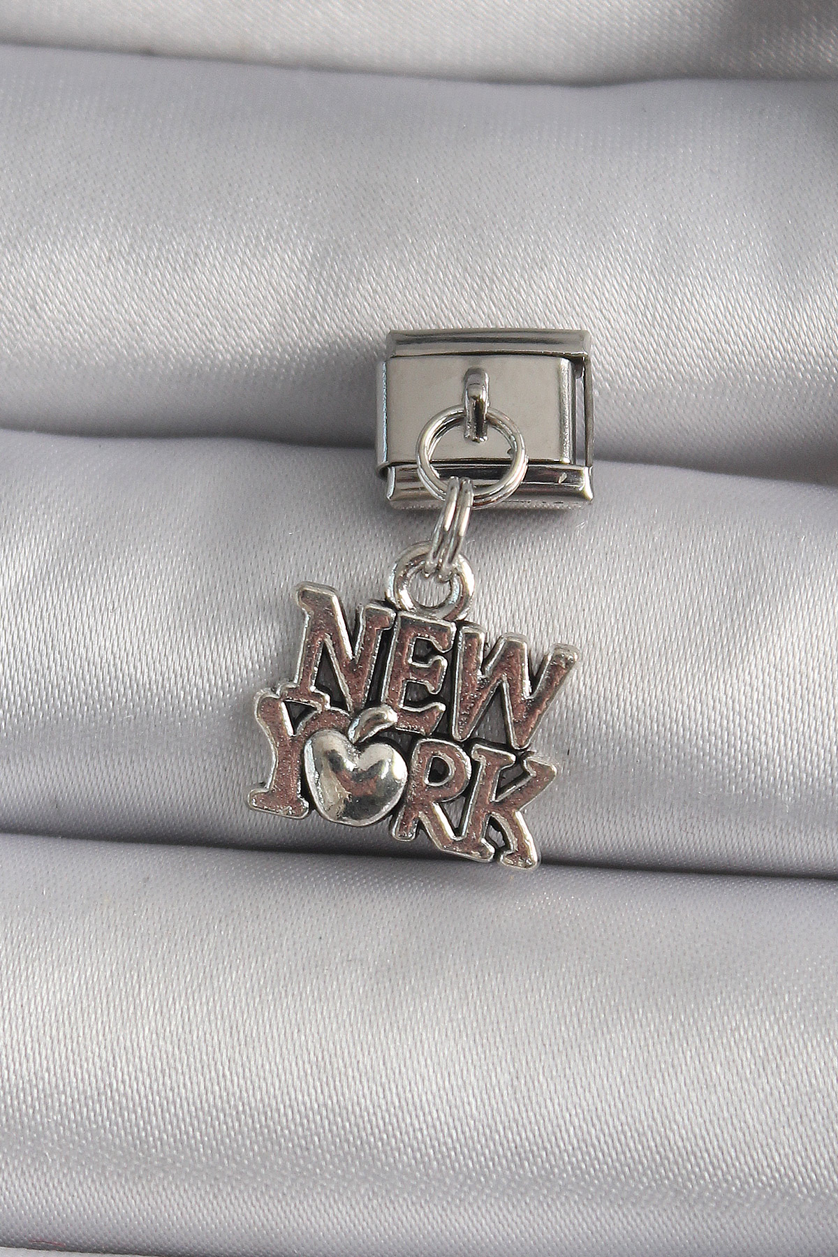 316L Çelik Gümüş Renk Sallantı New York Yazı Model Nomination Charm 5886