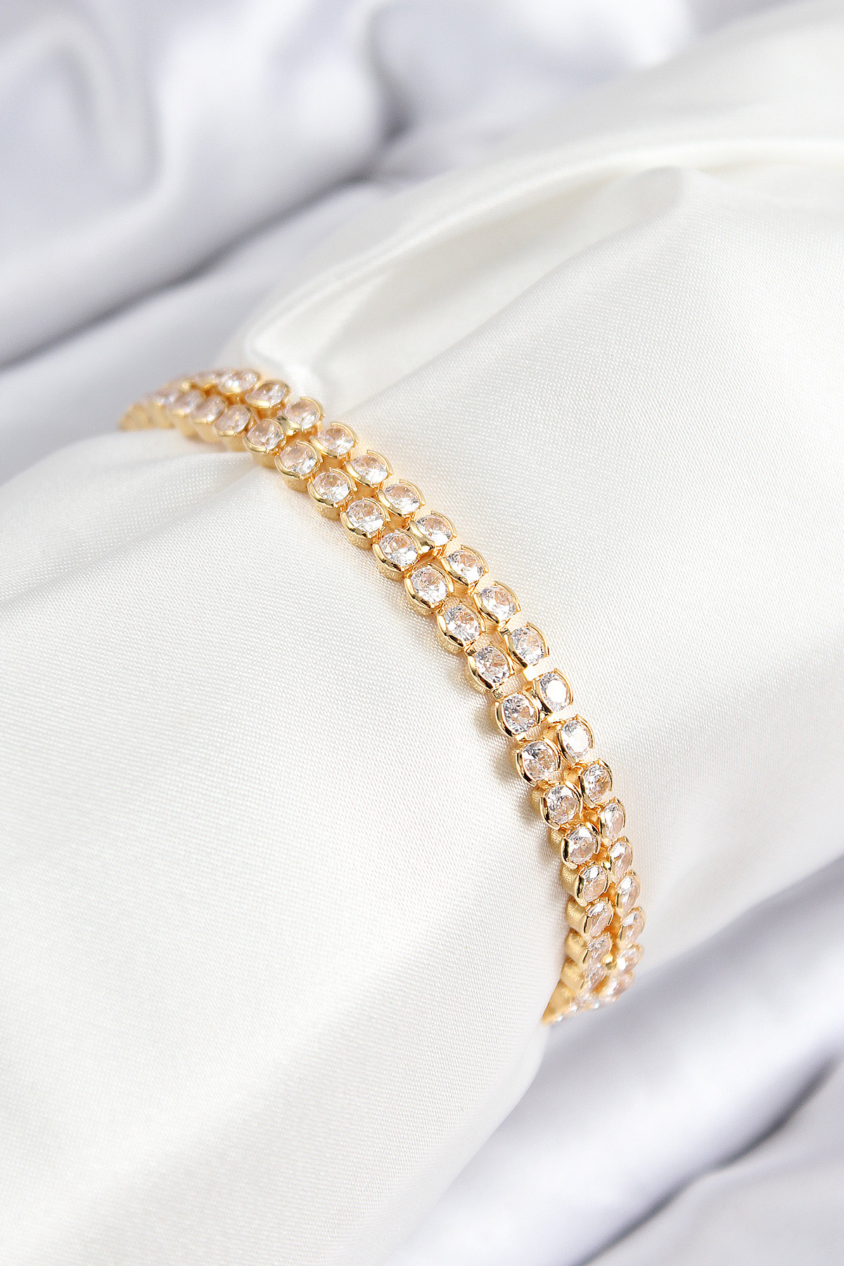 Pirinç Zirkon Taşlı Çift Sıra Model Gold Renk Asansörlü Kadın Bileklik 5886