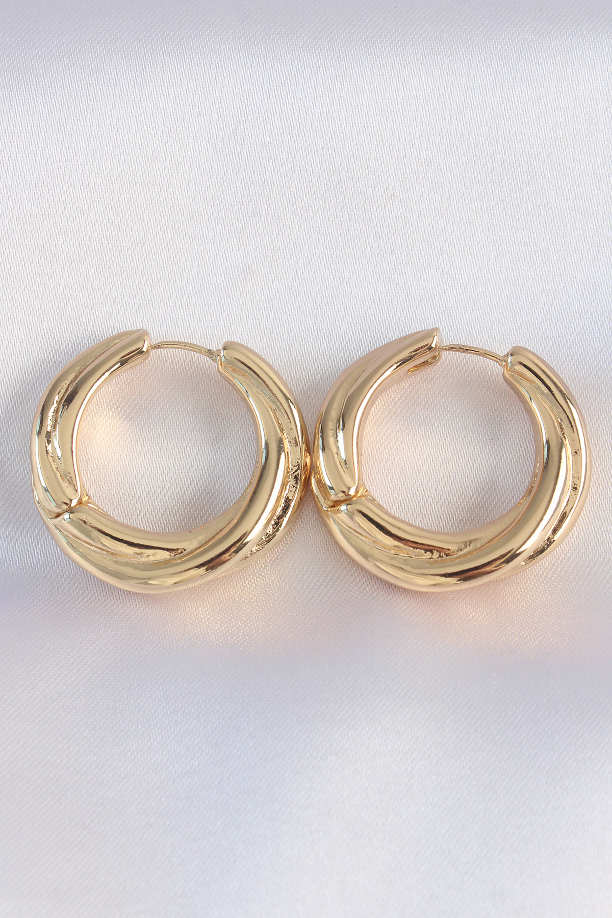 Pirinç Gold Renk Asimetrik Kıvrım Küpe 5886