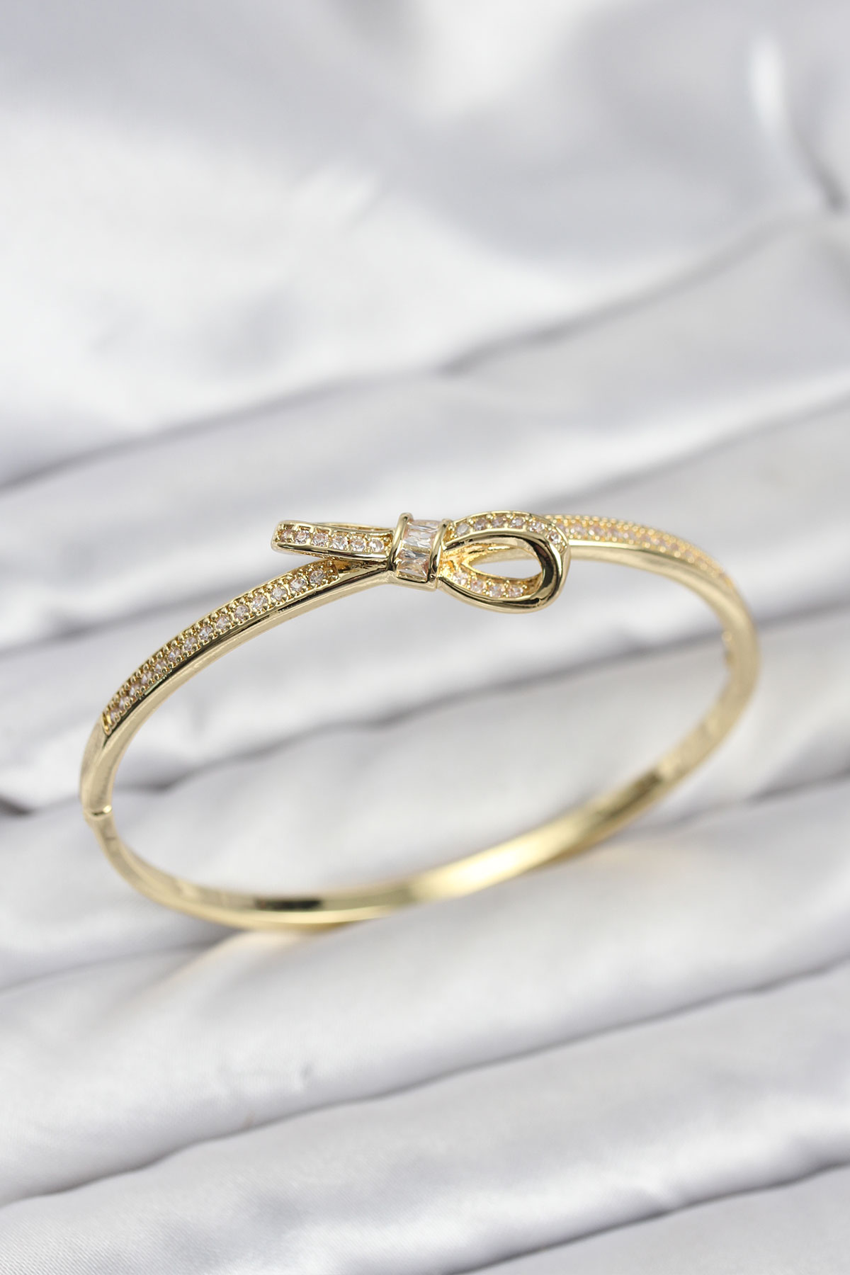 Pirinç Gold Renk Zirkon Taşlı Fiyonk Model Kadın Kelepçe Bileklik 5886
