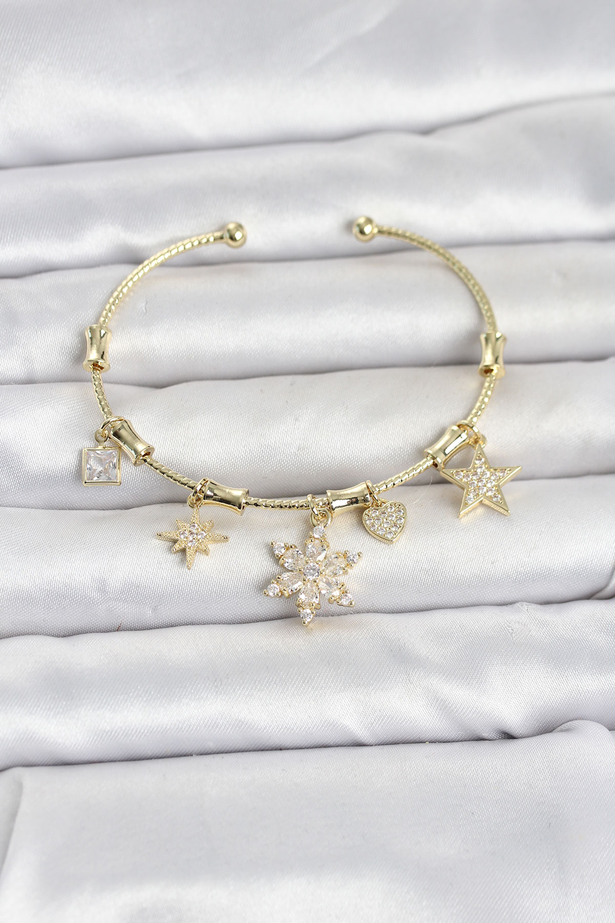 Pirinç Gold Renk Lotus Detay Charmlı Kadın Bileklik 5886