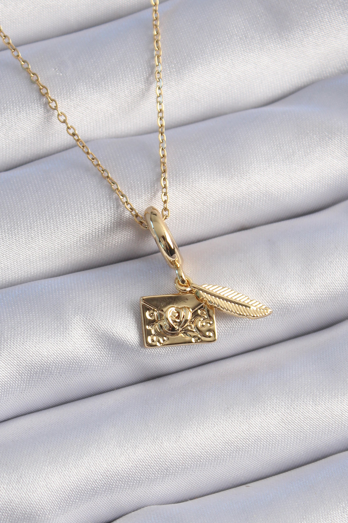 316L Çelik Gold Renk Kalp Detay Mektup Figür Charm Model Kadın Kolye 5886