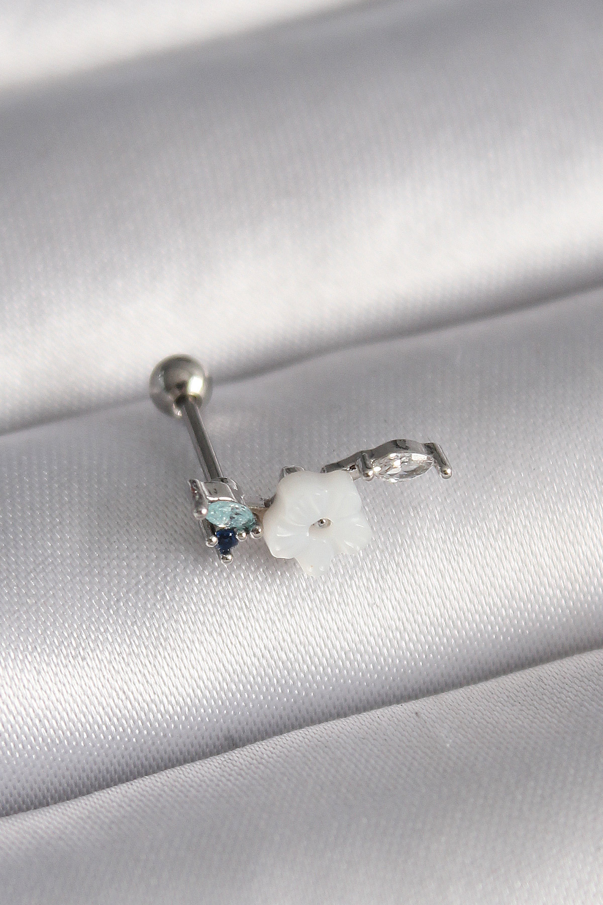316L Çelik Gümüş Renk Zirkon Taş Detay Beyaz Çiçek Model Tragus Piercing 5886