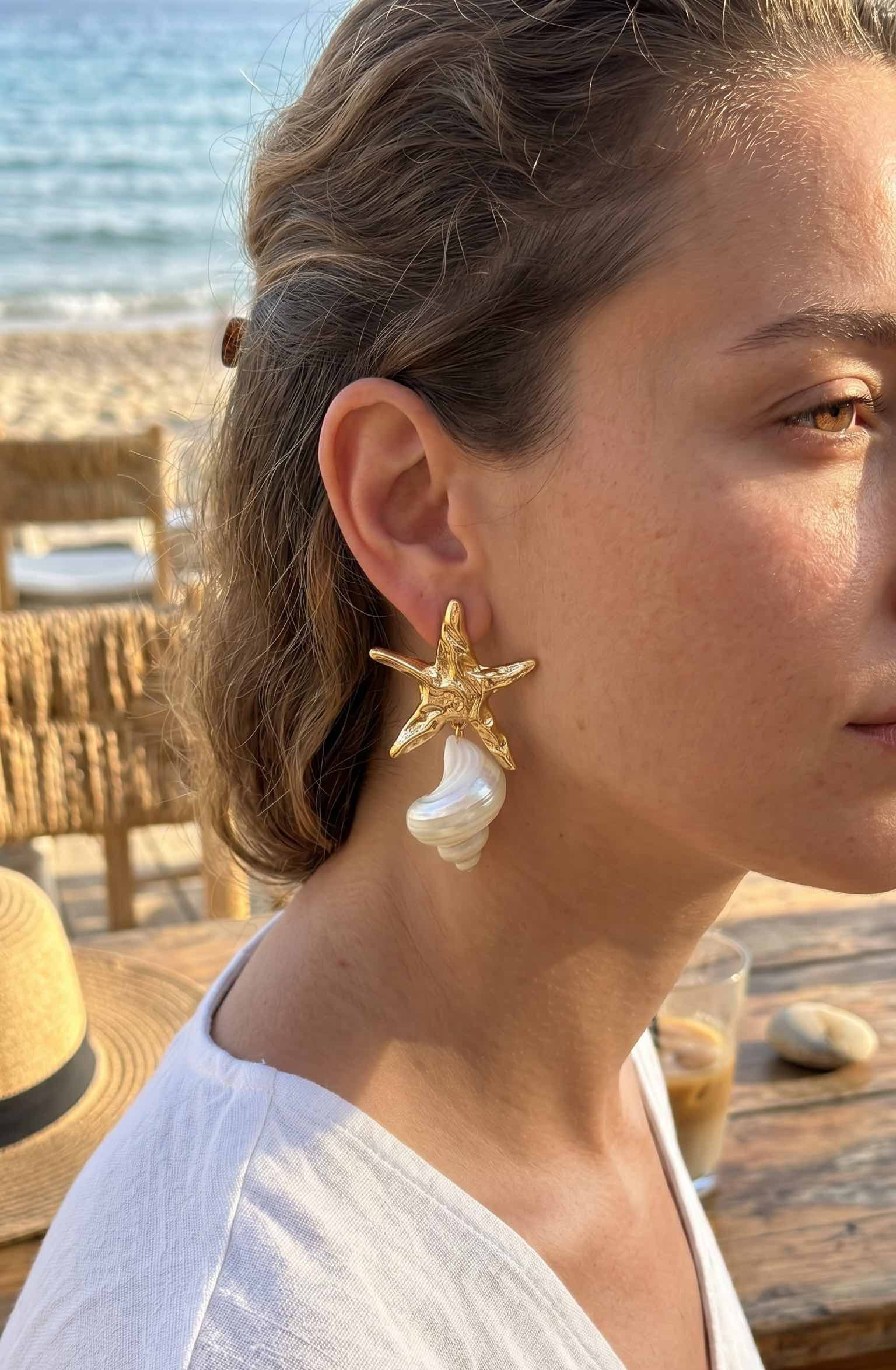 Doğal Deniz Kabuğu ve Gold Renk Yıldız Model Kadın Küpe 5886