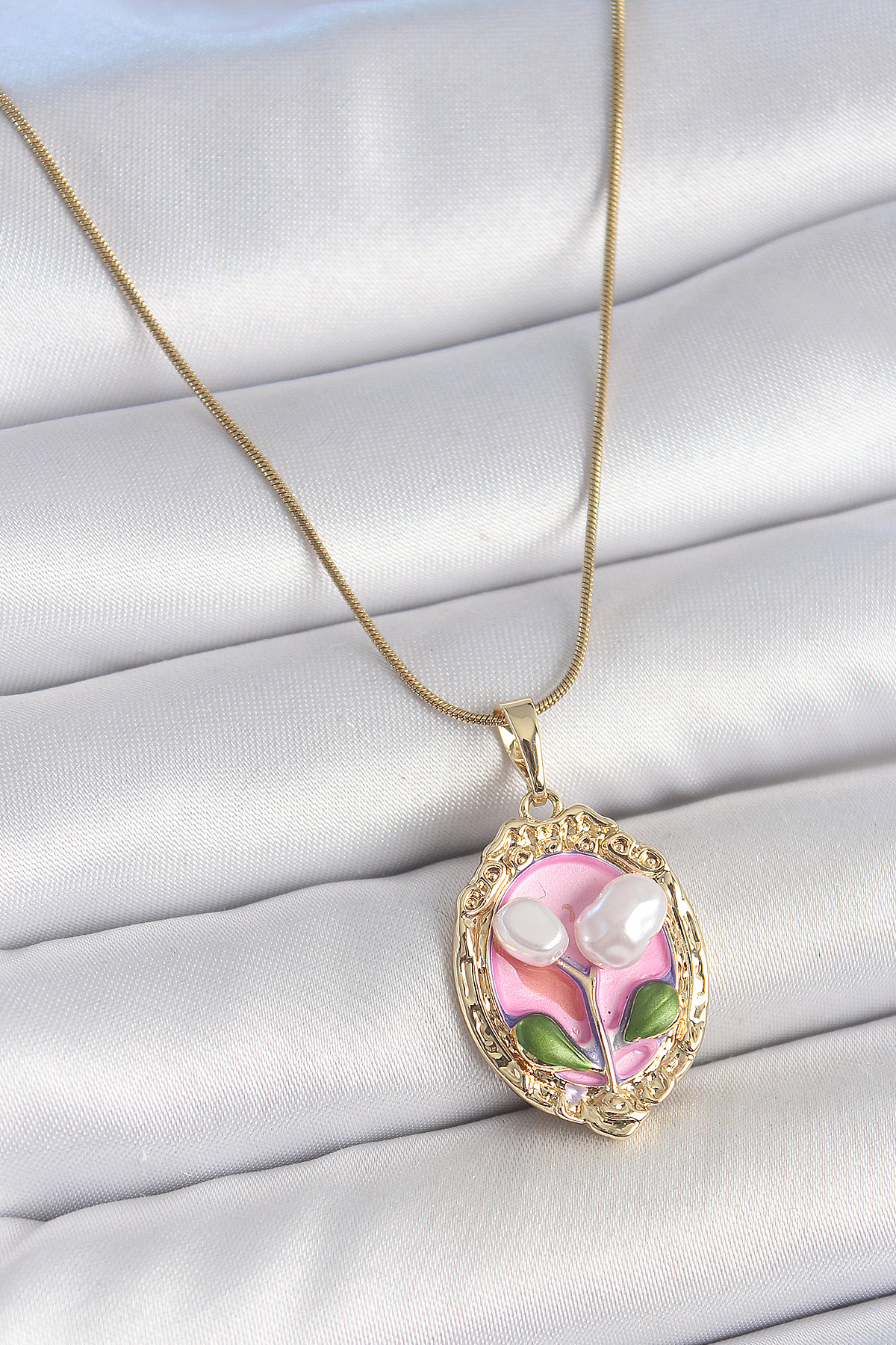 316L Çelik Gold Renk Zincir Pembe Mineli İncili Çiçek İşlemeli Portre Model Kadın Kolye 5886