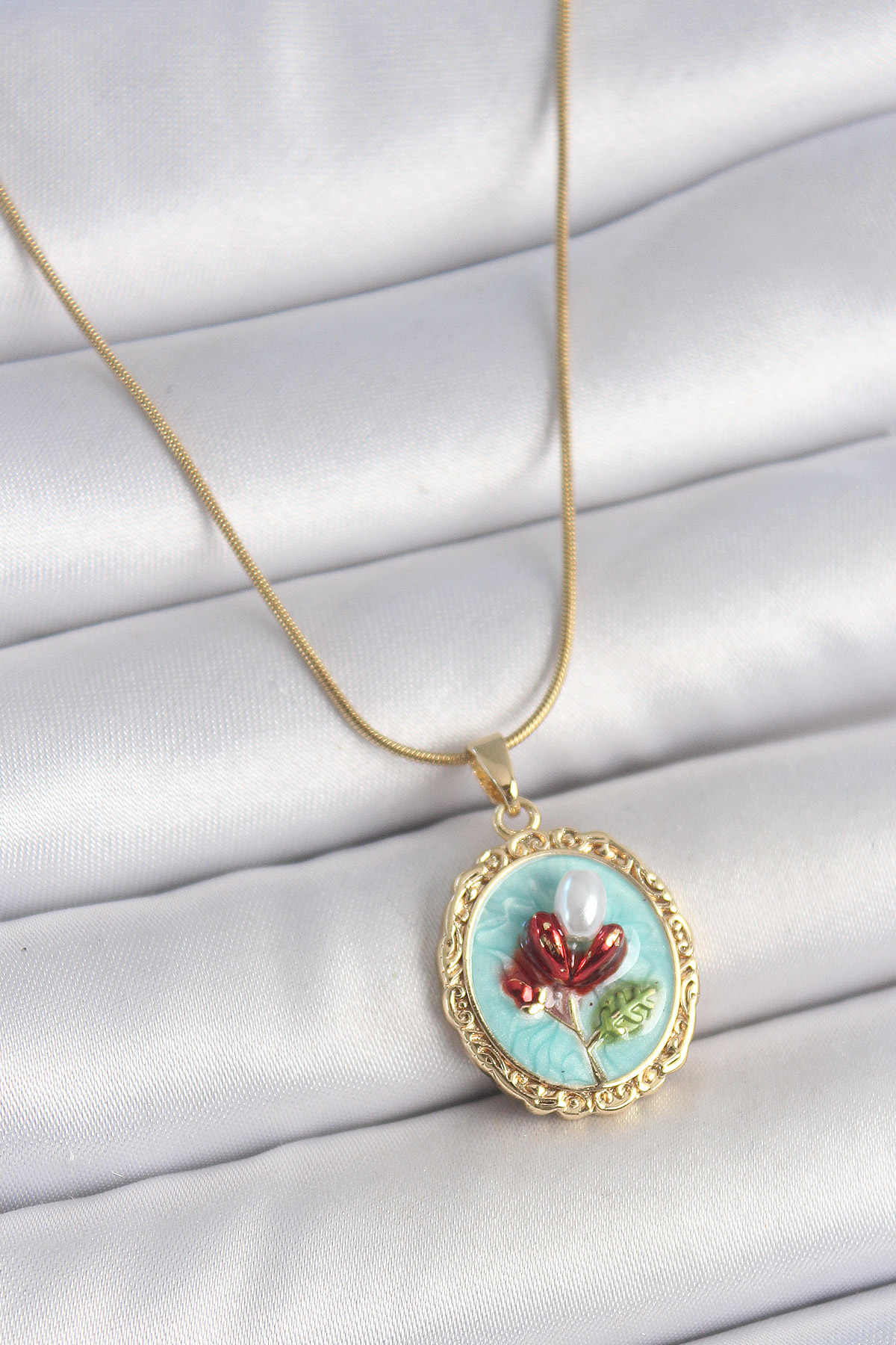 316L Çelik Gold Renk Zincir Turkuaz Mineli İncili Çiçek İşlemeli Portre Model Kadın Kolye 5886