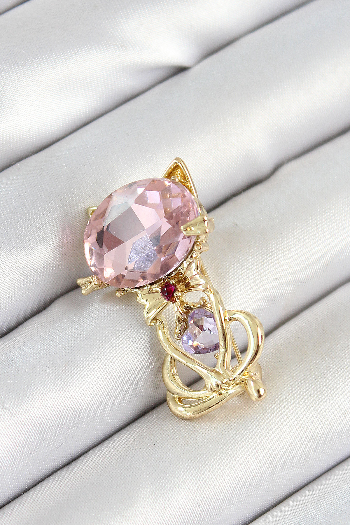 Pembe Zirkon Taşlı Kap Detaylı Kedi Figürlü Gold Renk Kadın Broş 5886