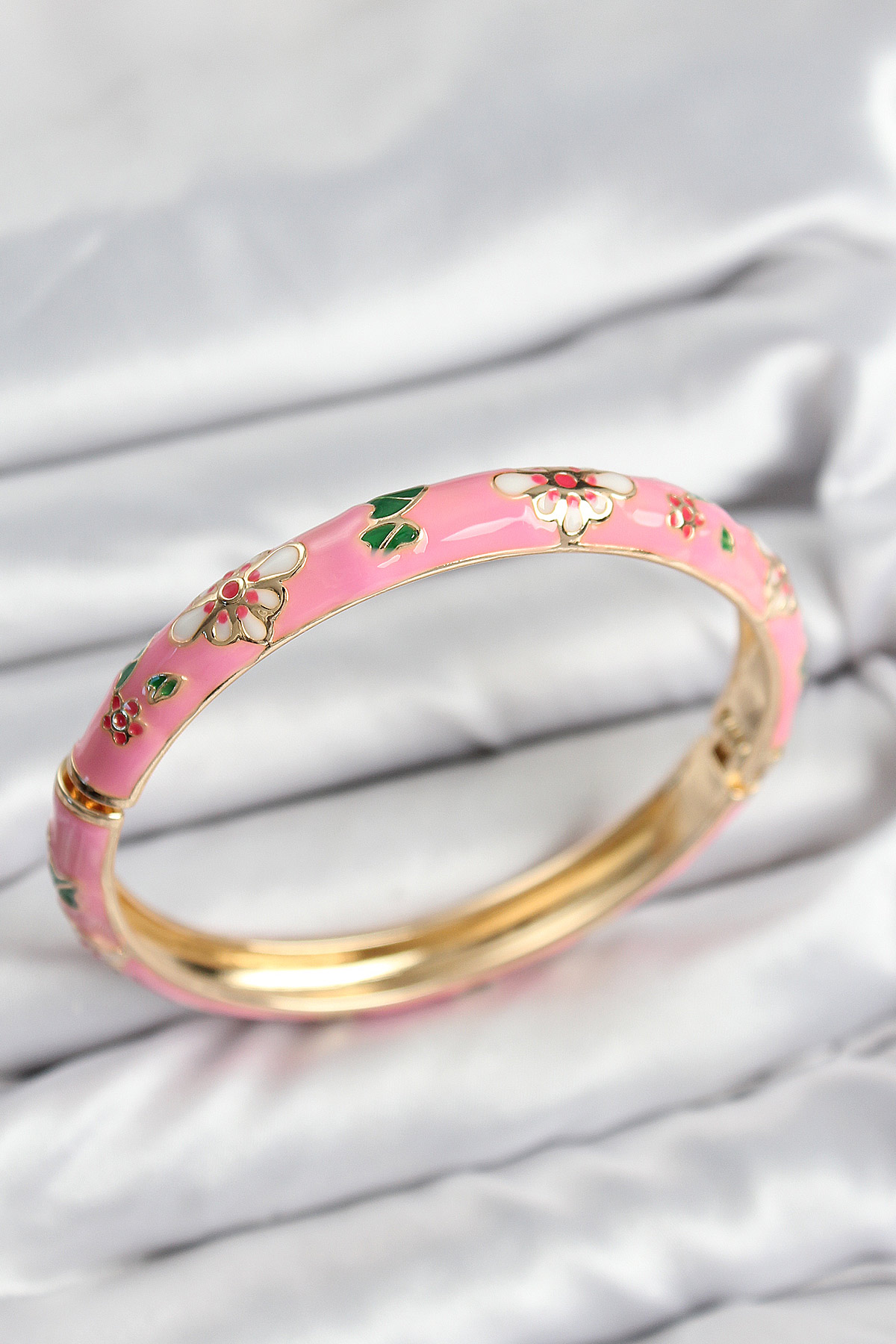 Mineli Pirinç Pembe Çiçek Motifli Gold Kadın Kelepçe 5886