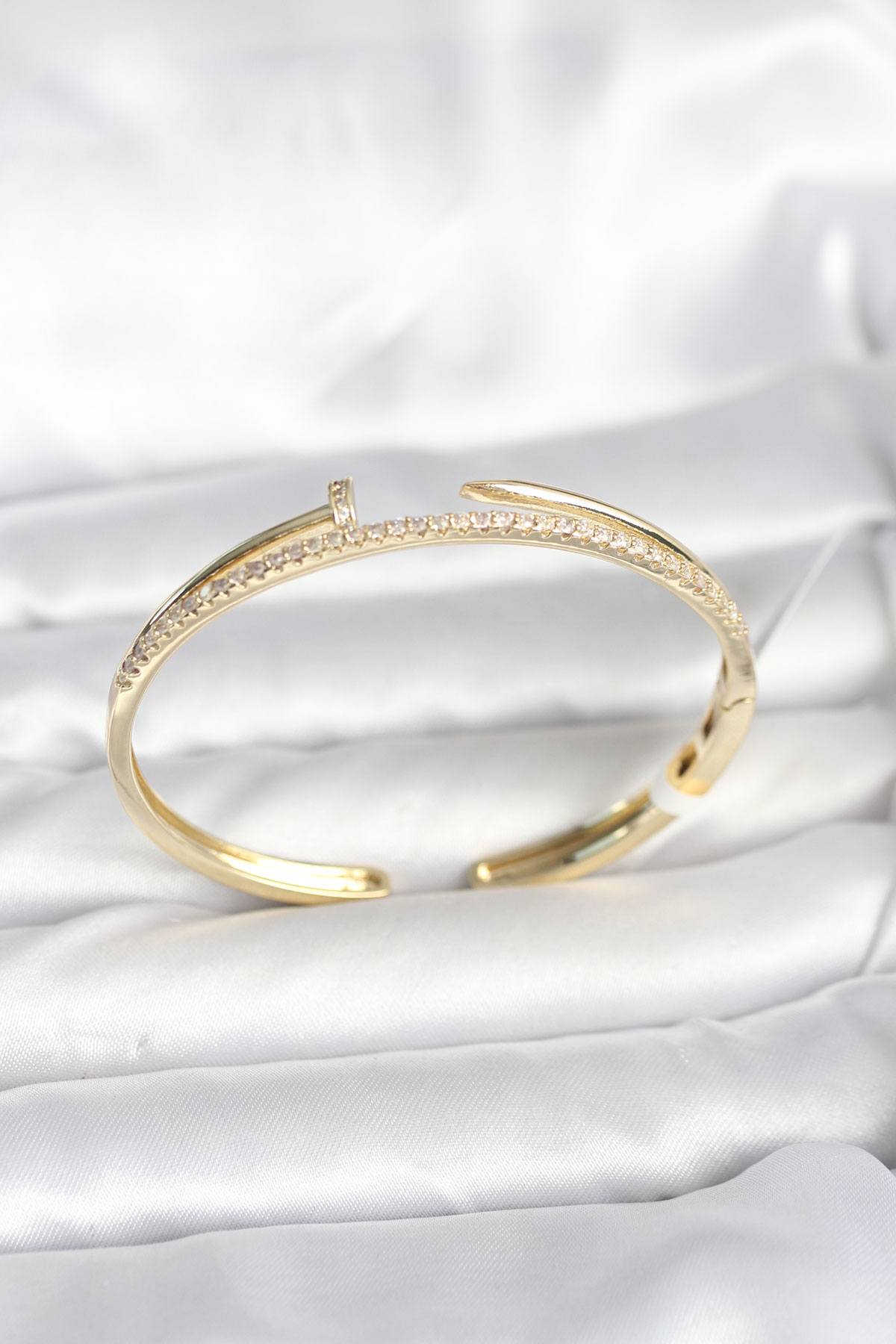 Pirinç Gold Renk Zirkon Taşlı Çivi Model Kadın Kelepçe Bileklik 5886