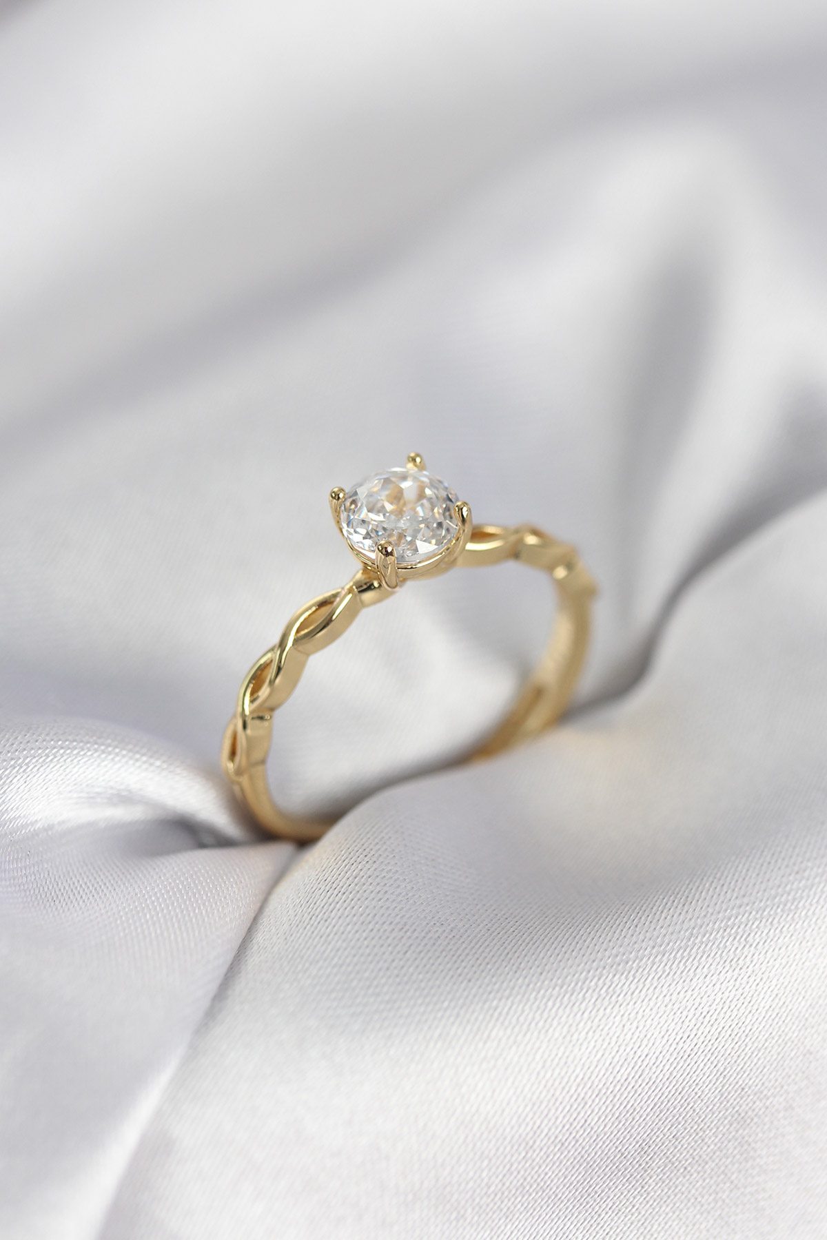 Gold Renk Sarmal Zincir Model Tek Taş Model Zirkon Taşlı Kadın Yüzük 5886