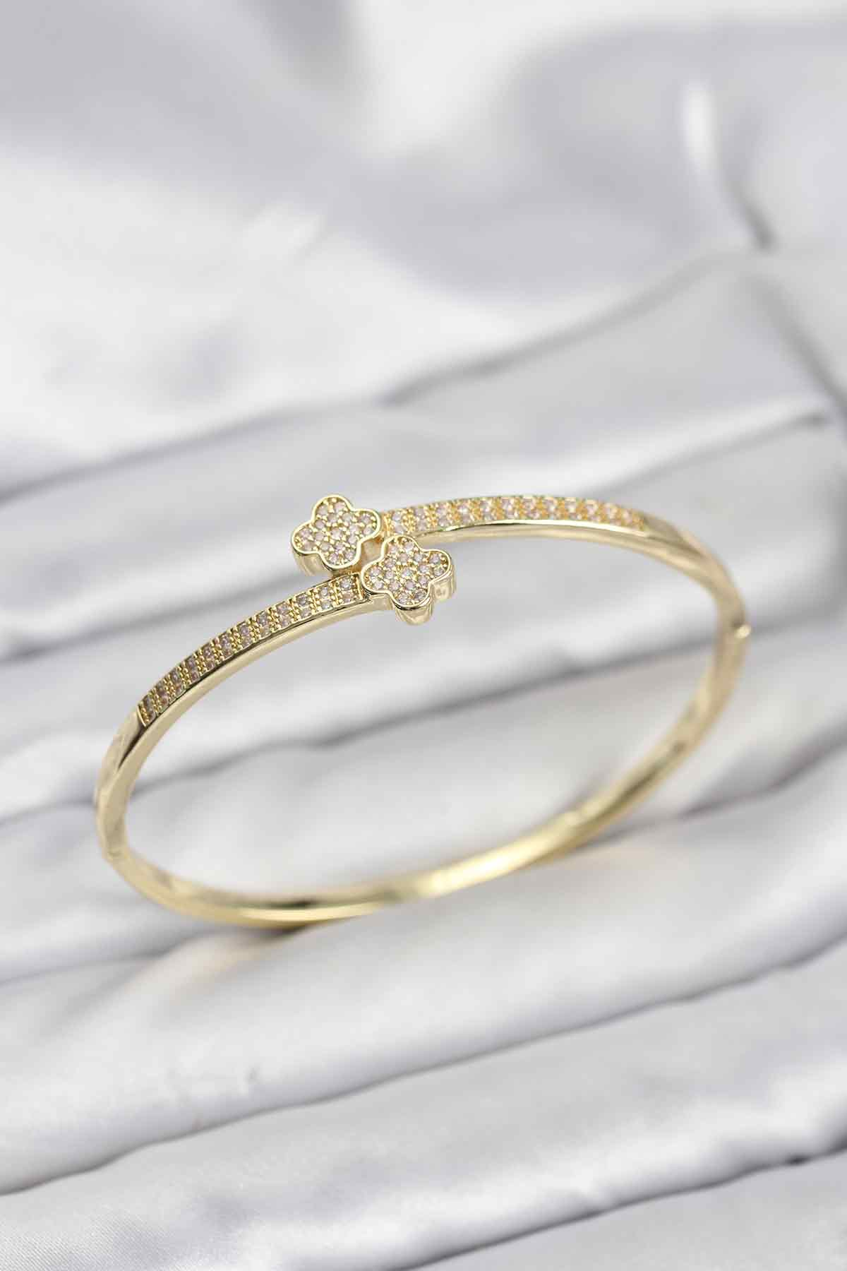 Pirinç Gold Renk Zirkon Taşlı Yonca Model Kadın Kelepçe Bileklik 5886
