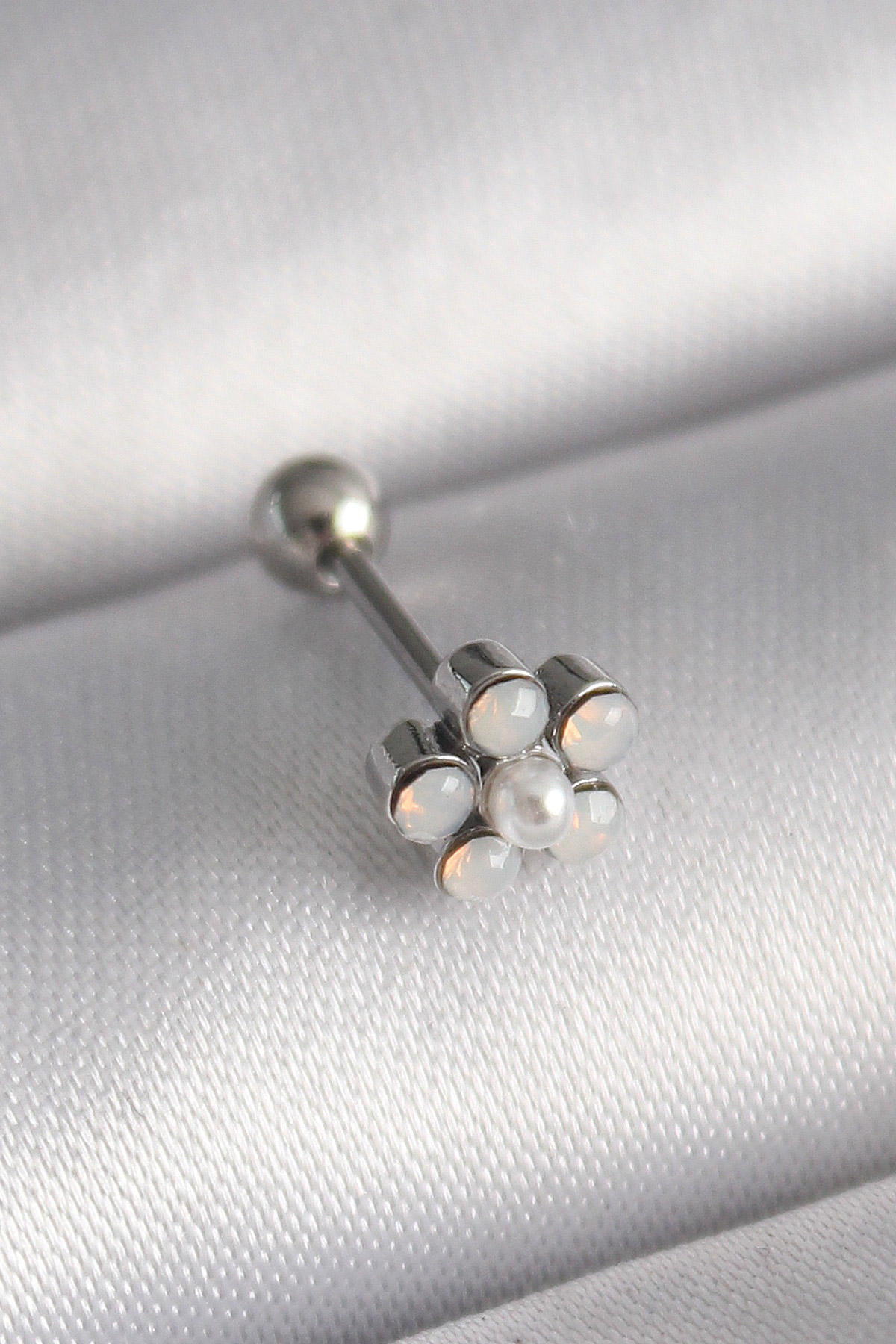 316L Çelik Gümüş Renk Zirkon Taşlı Çiçek Model Tragus Piercing 5886