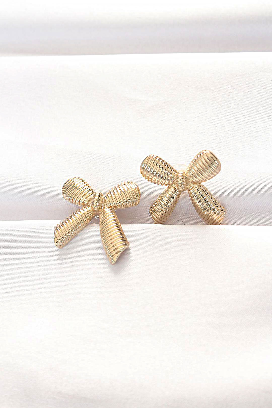 Pirinç Gold Renk Fiyonk Küpe 5886