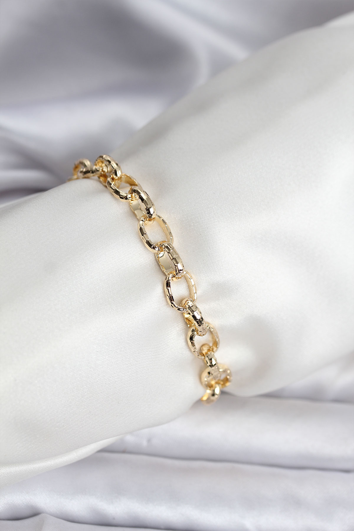 14K Gold Renk Kaplama Lazerli Zincir Model CM Kadın Bileklik 5886