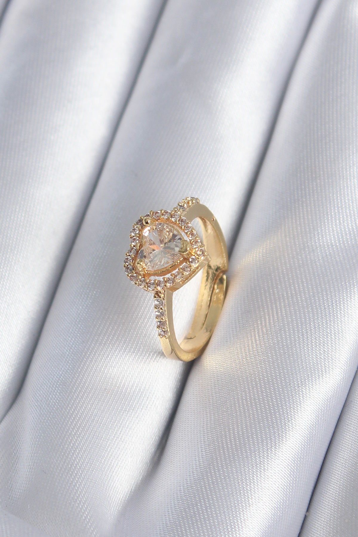 Pirinç Gold Renk Zirkon Taşlı Kalp Charm Model Kadın Yüzük 5886