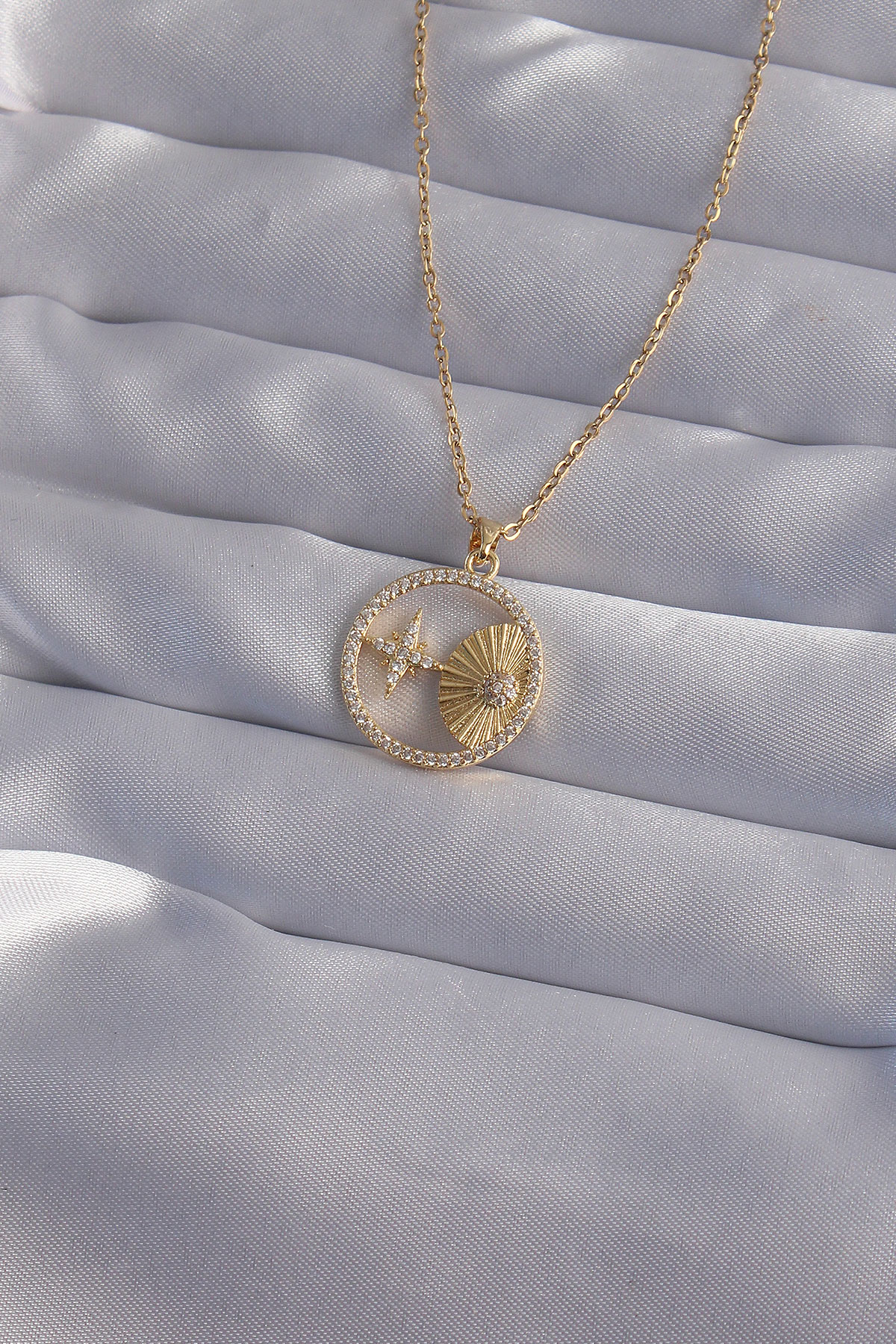 316L Çelik Zincir Gold Renk Zirkon Taşlı Yıldız Figürlü Oval Kolye 5886
