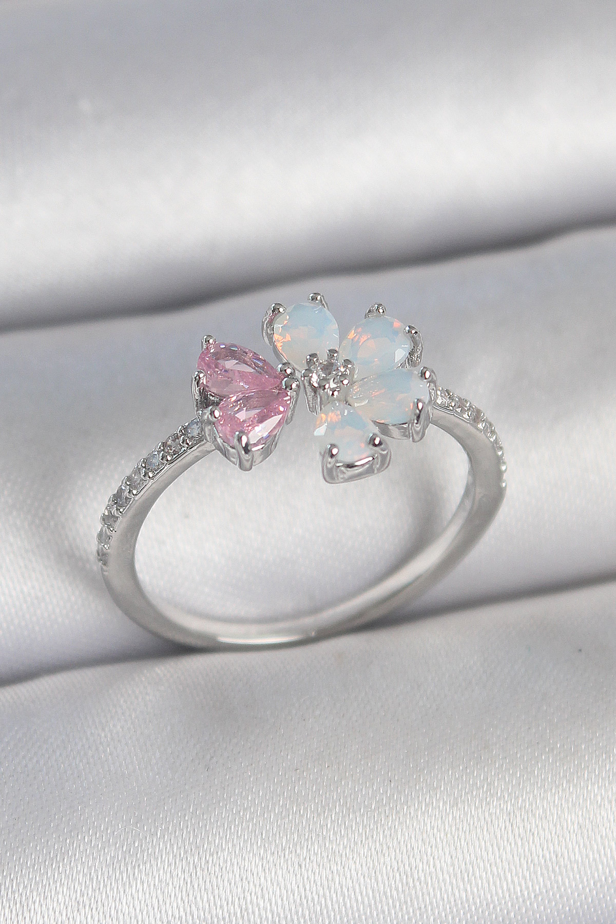 Pirinç Gümüş Renk Beyaz Mineli Pembe Zirkon Taşlı Çiçek Model Kadın Yüzük 5886