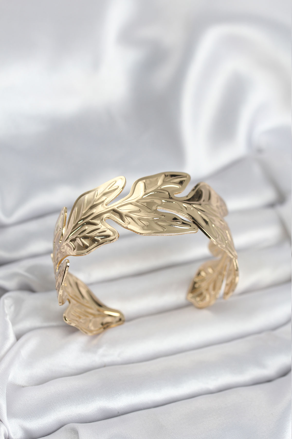 Gold Renk Pirinç Levha Yaprak Model Kadın Bileklik 5886