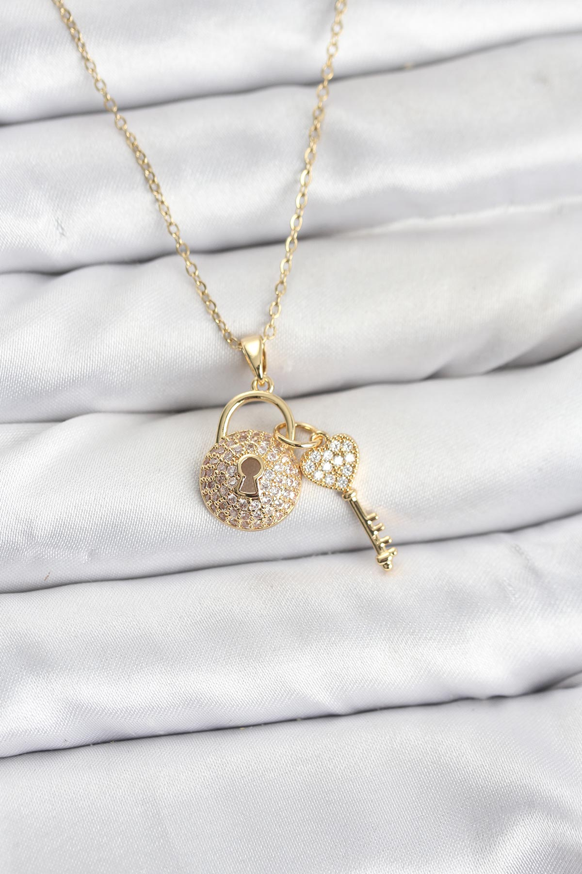 316L Çelik Zincir Gold Renk Kilit Anahtar Model Zirkon Taşlı Kadın Kolye 5886
