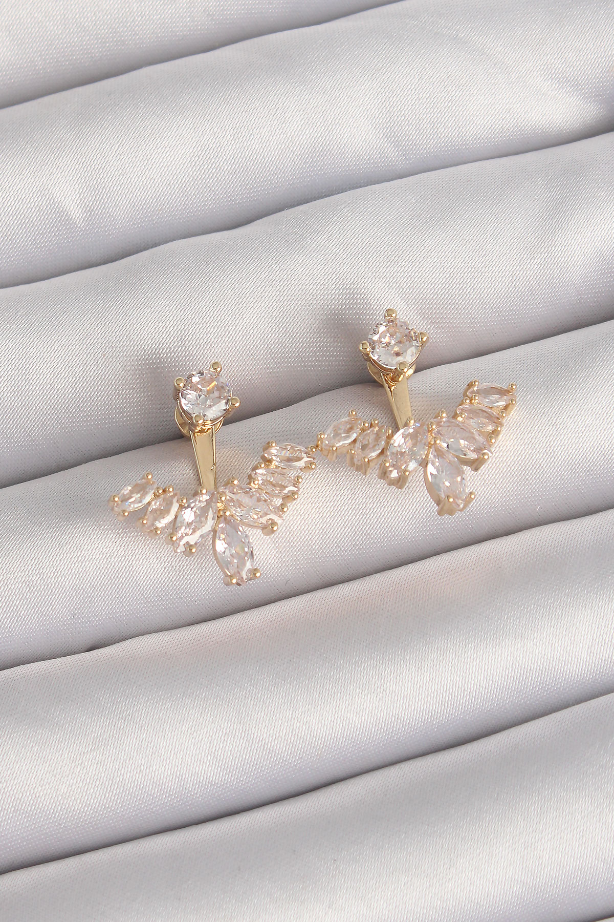 Pirinç Gold Renk Zirkon Taşlı V Model Küpe 5886