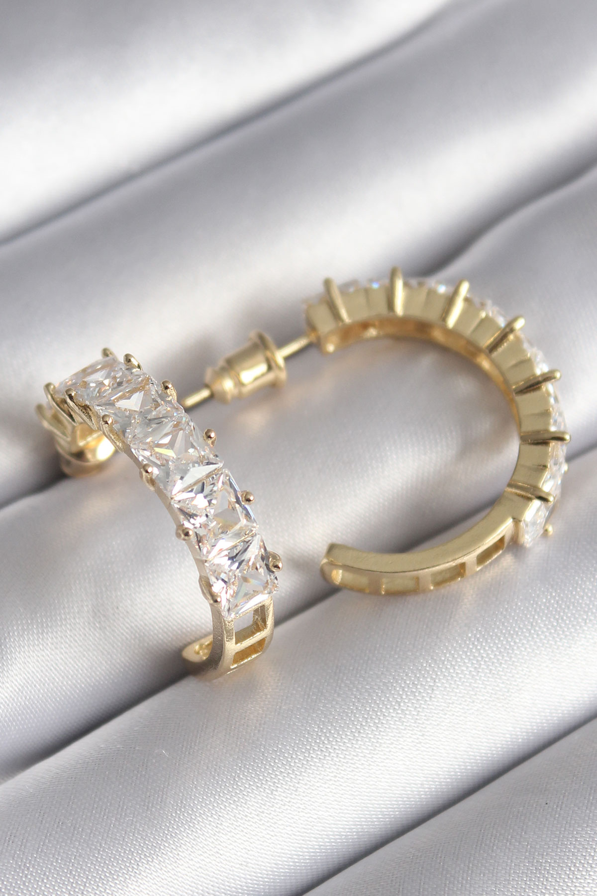 Pirinç Gold Renk Zirkon Taşlı Halka Model Kadın Küpe 5886