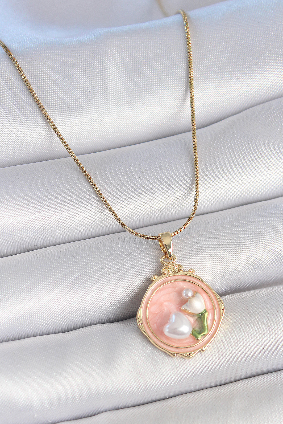 316L Çelik Gold Renk Zincir Pembe Mineli İncili Çiçek İşlemeli Portre Model Kadın Kolye 5886