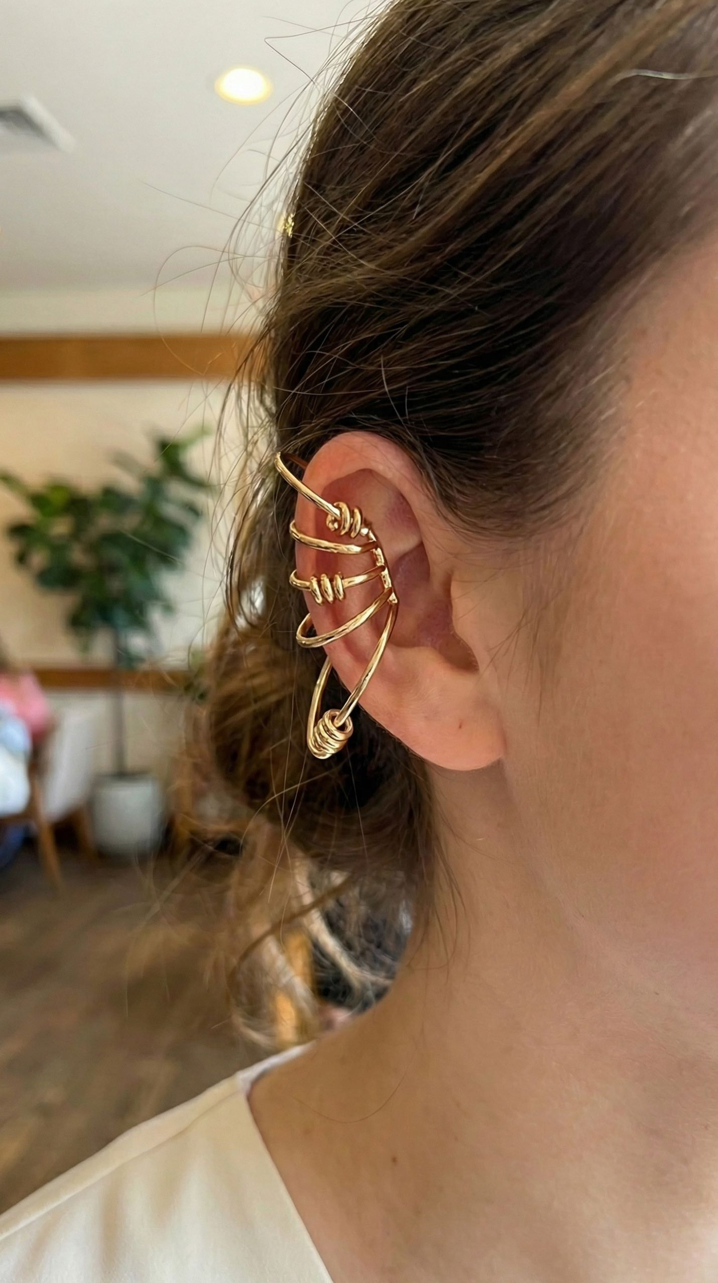 Pirinç Halkalı Model Gold Renk Kıkırdak Küpe 5886