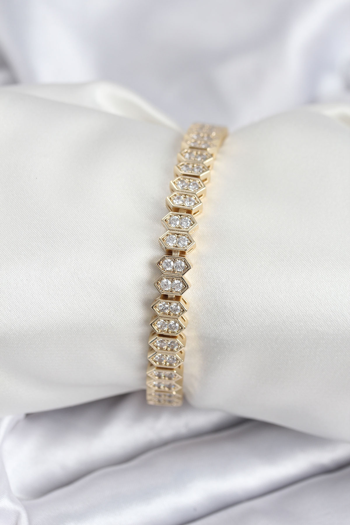 Pirinç VIP Seri Gold Renk Zirkon Taşlı Kadın Bileklik 5886