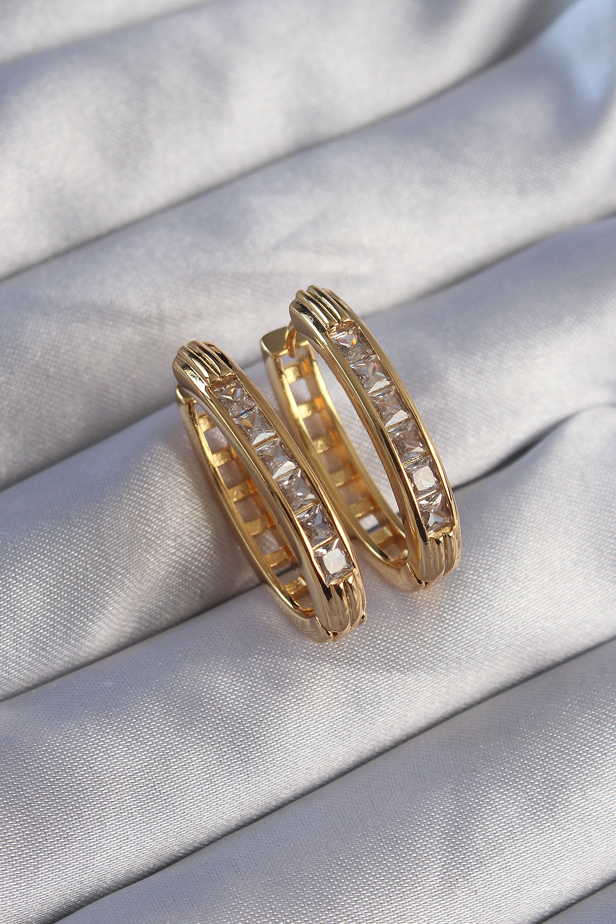 Pirinç Gold Renk Zirkon Taşlı Oval Model Küpe 5886