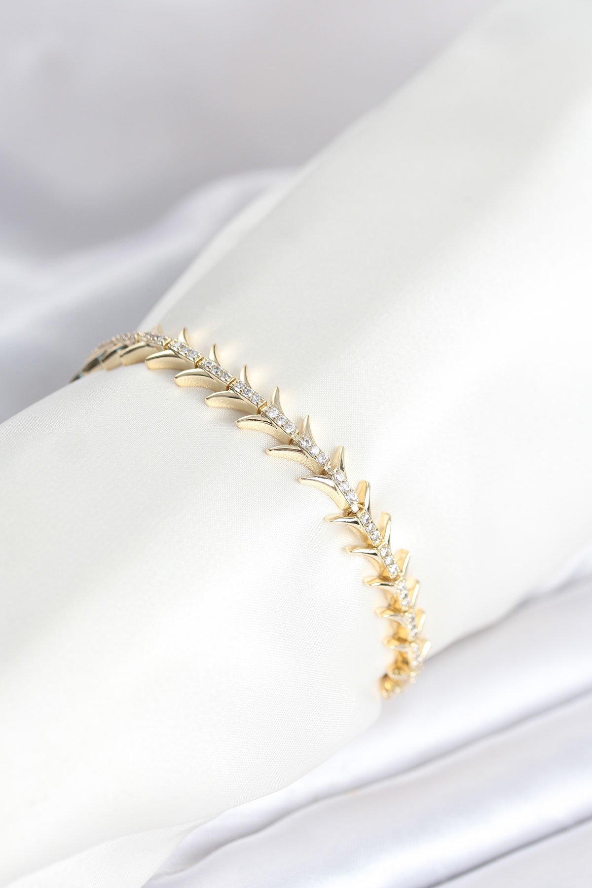 Pirinç Gold Renk Balık Sırtı Model Zirkon Taşlı Kadın Bileklik 5886