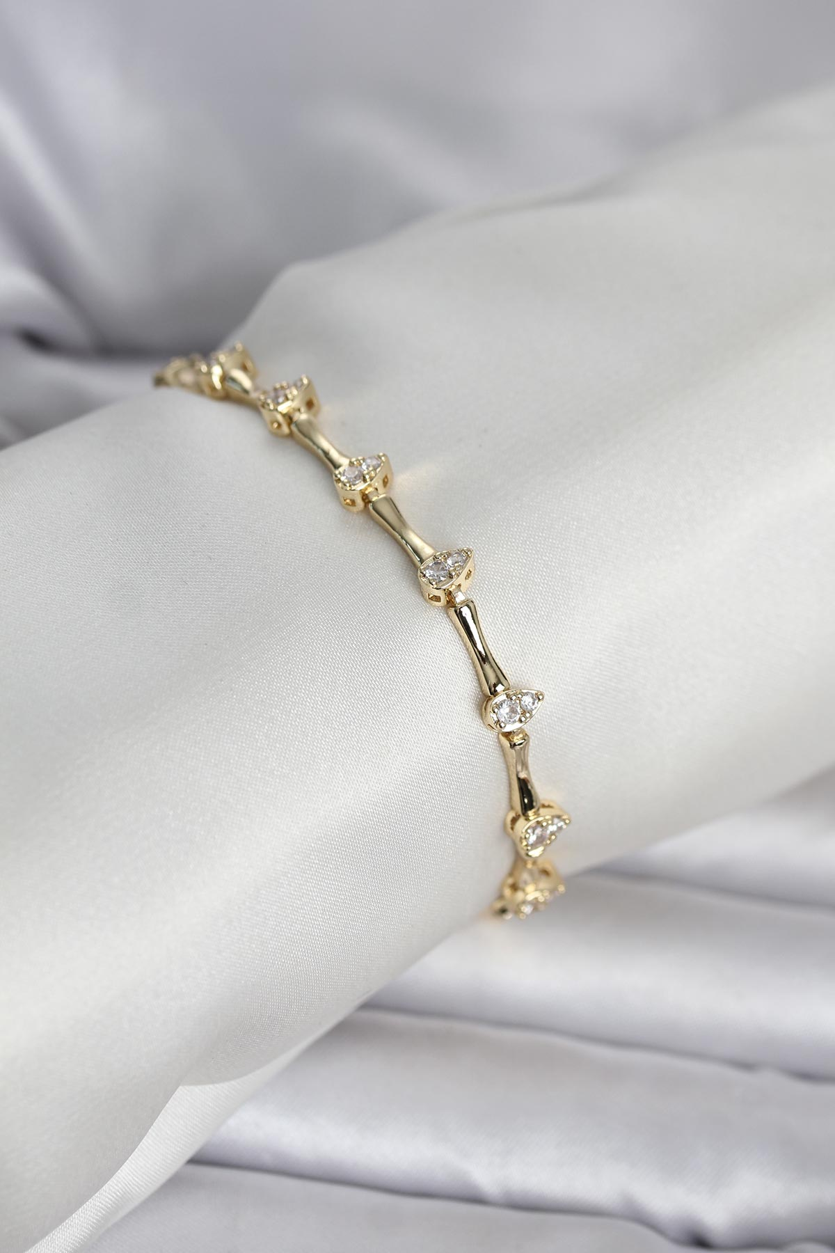 Pirinç Gold Renk Damla Model Zirkon Taşlı Kadın Bileklik 5886