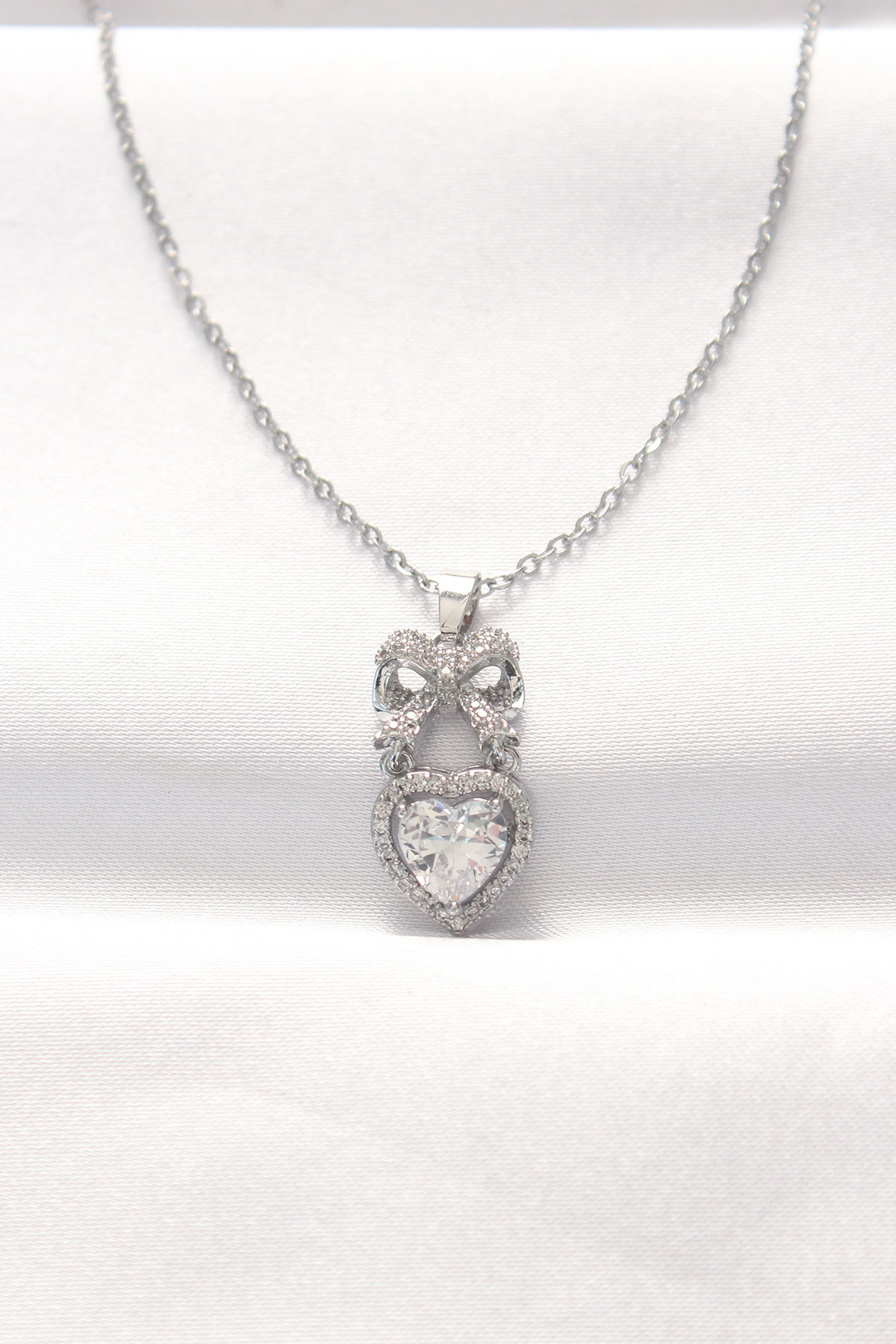 316L Çelik Silver Renk Zirkon Taşlı Kalpli Fiyonk Kolye 5886