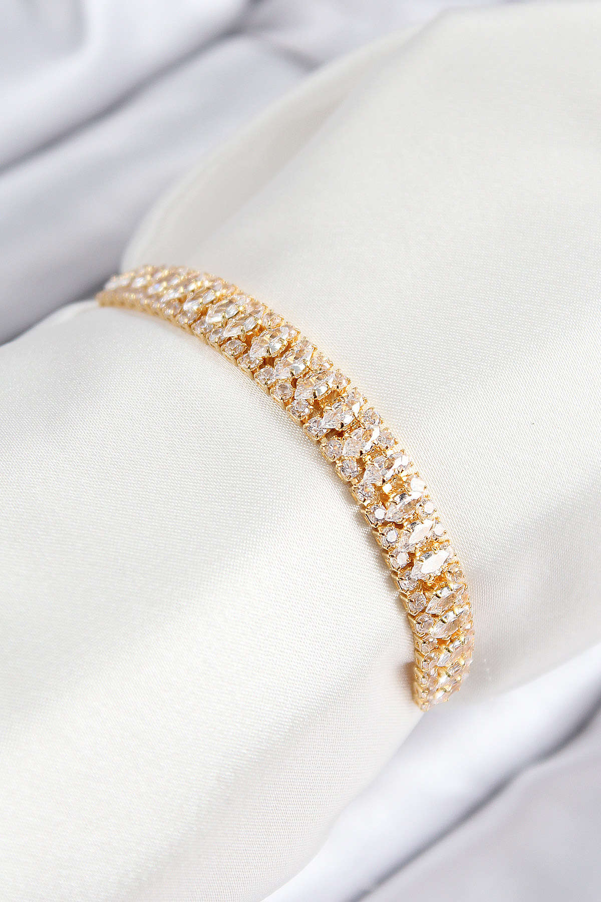 Pirinç Zirkon Taşlı Tennıs Model Gold Renk Asansörlü Kadın Bileklik 5886