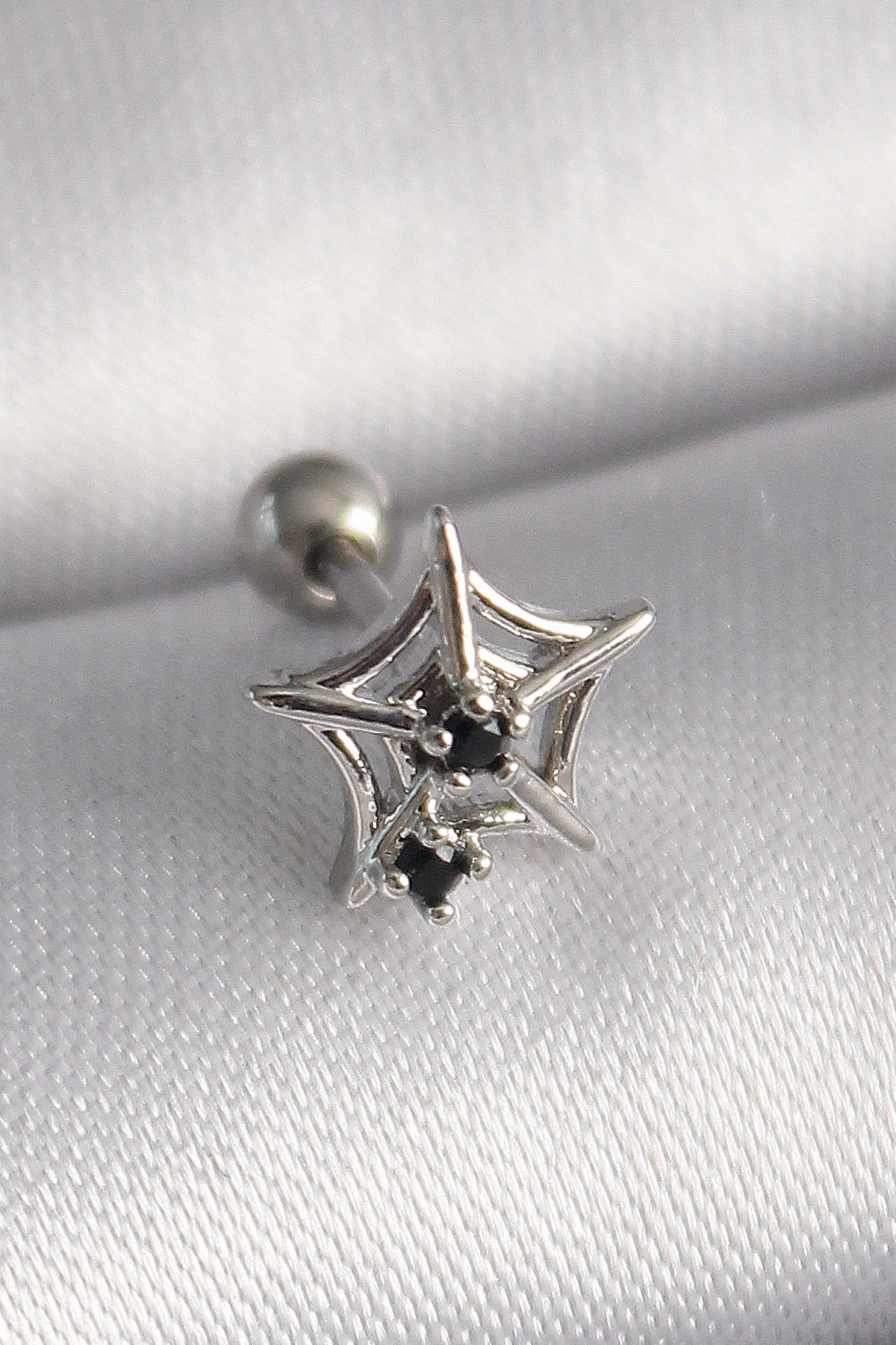 316L Çelik Gümüş Renk Siyah Zirkon Taş Detay Örümcek Ağ Model Tragus Piercing 5886