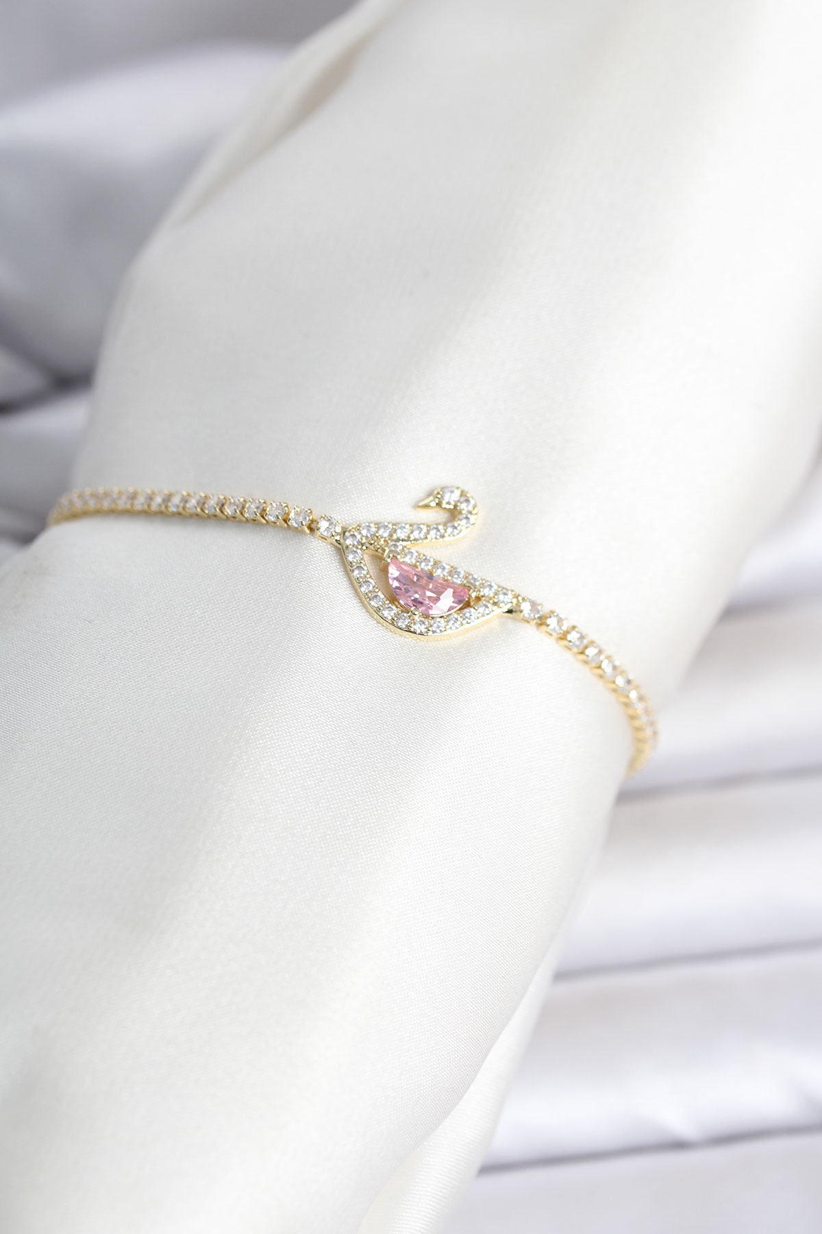 Pirinç Gold Renk Zirkon Taşlı Swan Model Su Yolu Kadın Bileklik 5886