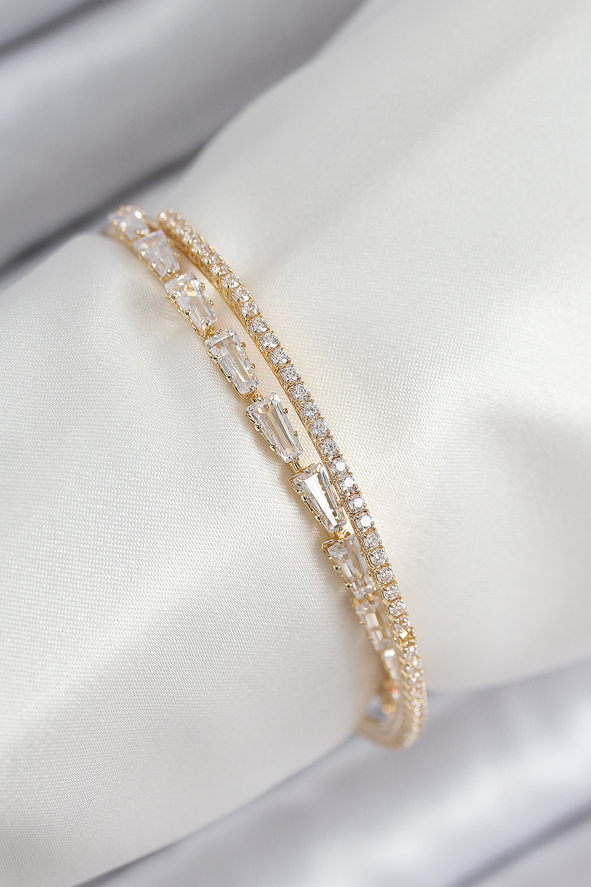 Pirinç Zirkon Taşlı Su Yolu Model Gold Renk Kadın Bileklik 5886