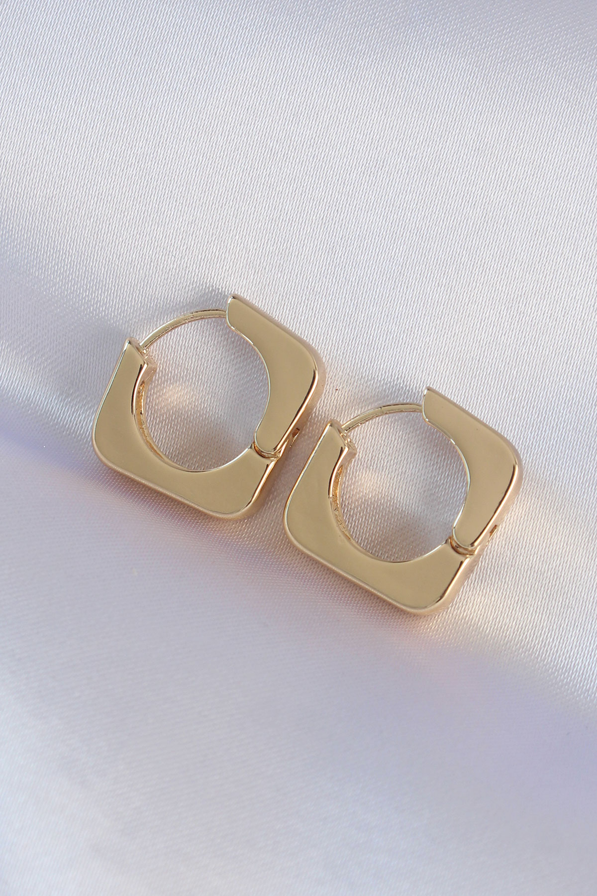 Pirinç Gold Renk Kare Küpe 5886