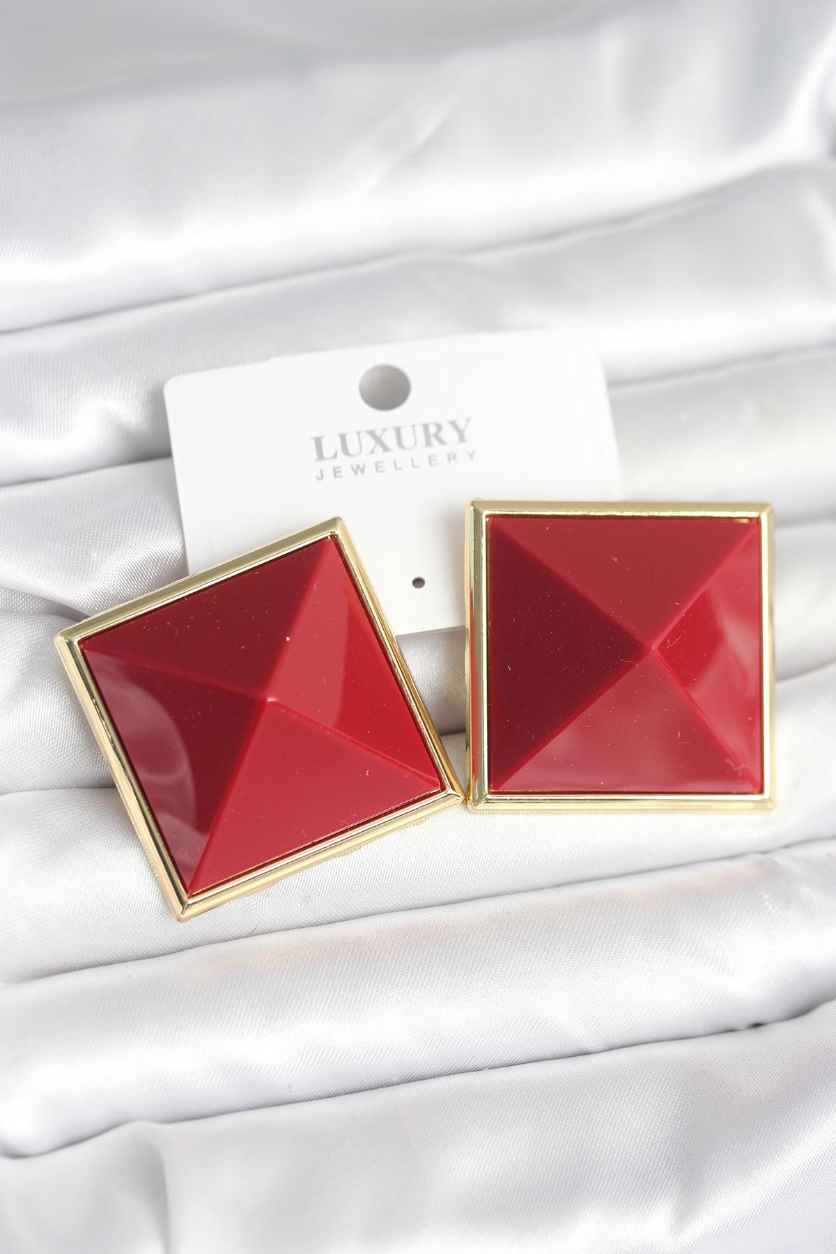 Pirinç Gold Renk Bordo Piramit Model Kadın Küpe 5886