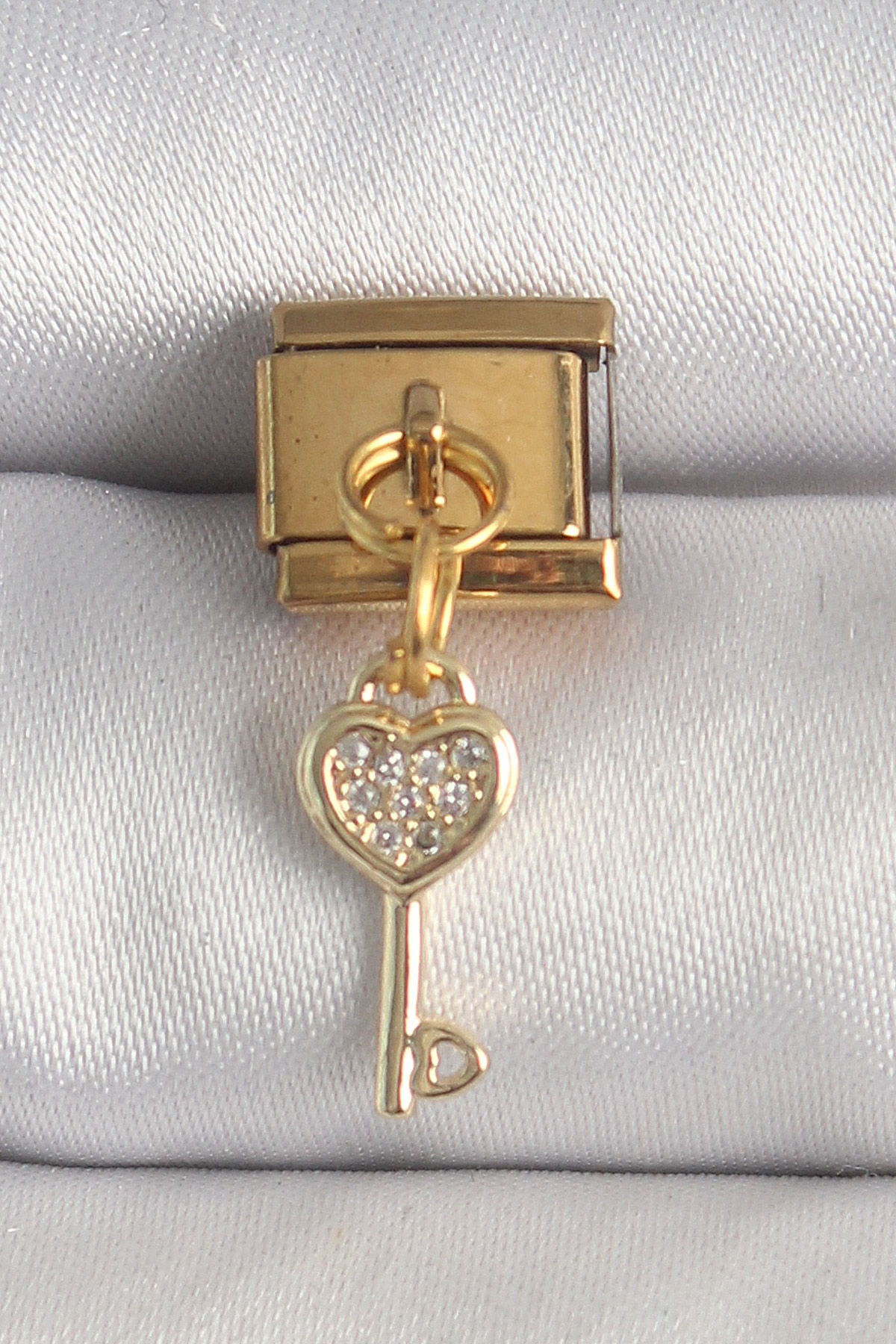316L Çelik Gold Renk Sallantı Zirkon Taşlı Kalpli Anahtar Model Nomination Charm 5886