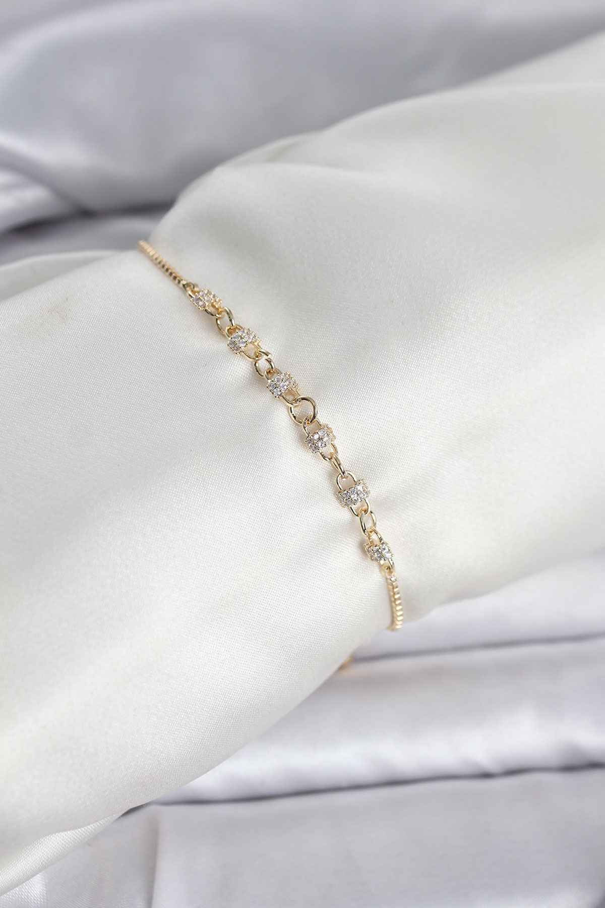 Gold Renk Zincir Model Zirkon Taşlı Pirinç Asansörlü Kadın Bileklik 5886