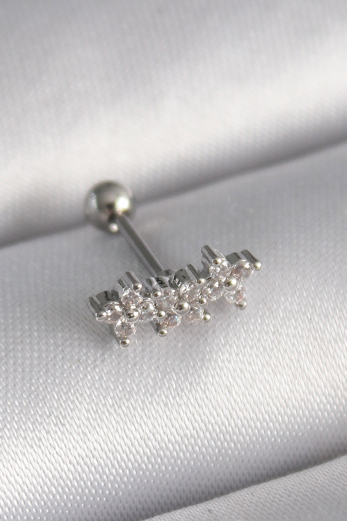 316L Çelik Gümüş Renk Zirkon Taşlı Yonca Tragus Piercing 5886