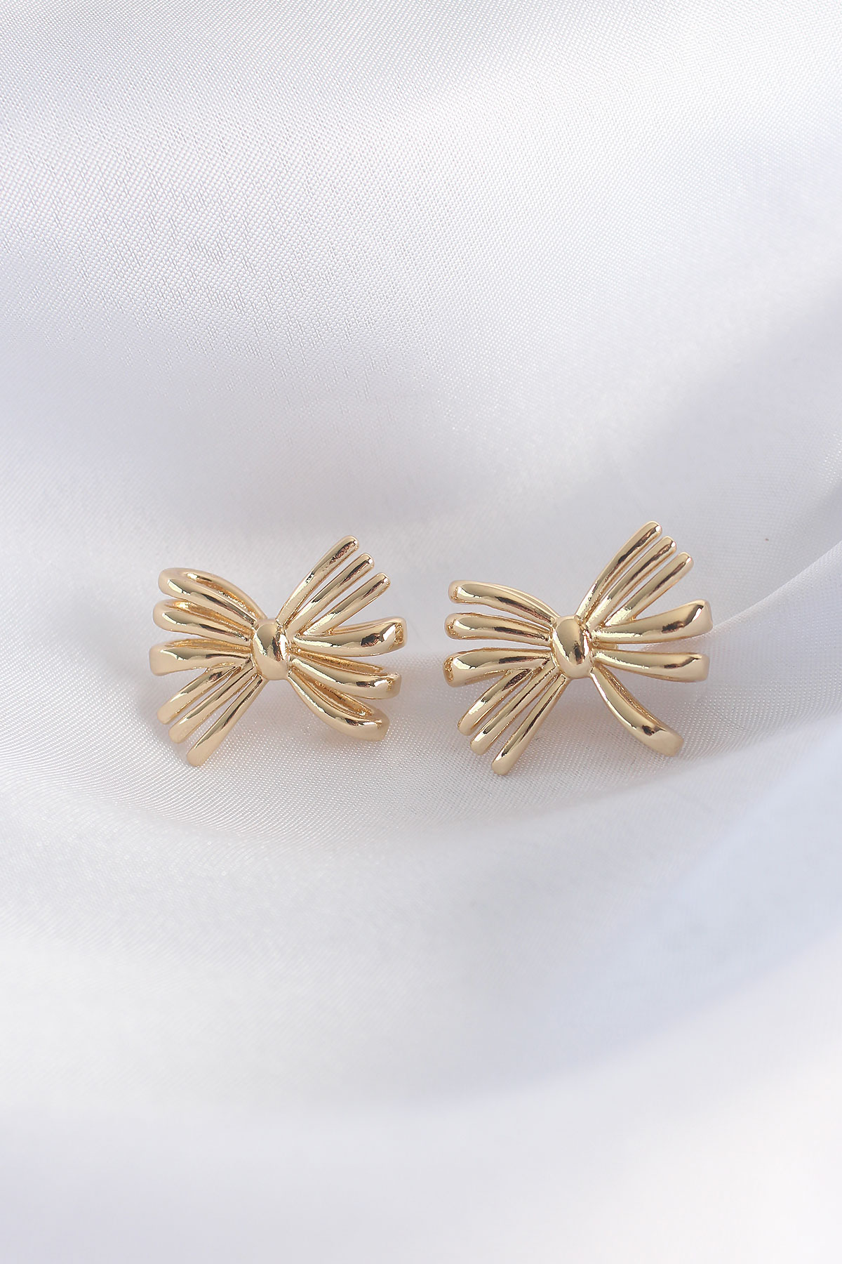 Pirinç Gold Renk Fiyonk Küpe 5886
