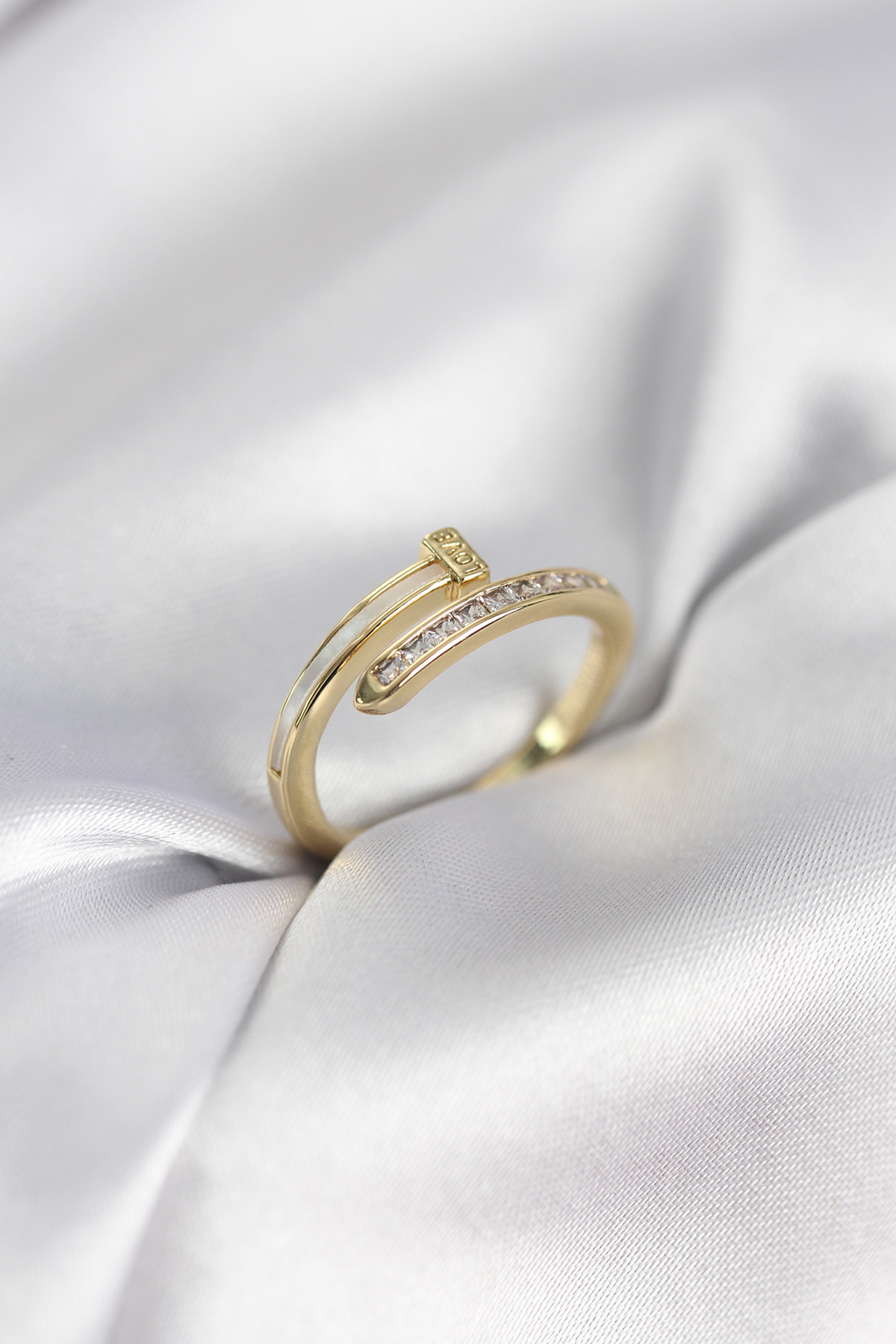 Zirkon Taşlı Gold Renk Yassı Çivi Model Kadın Yüzük 5886