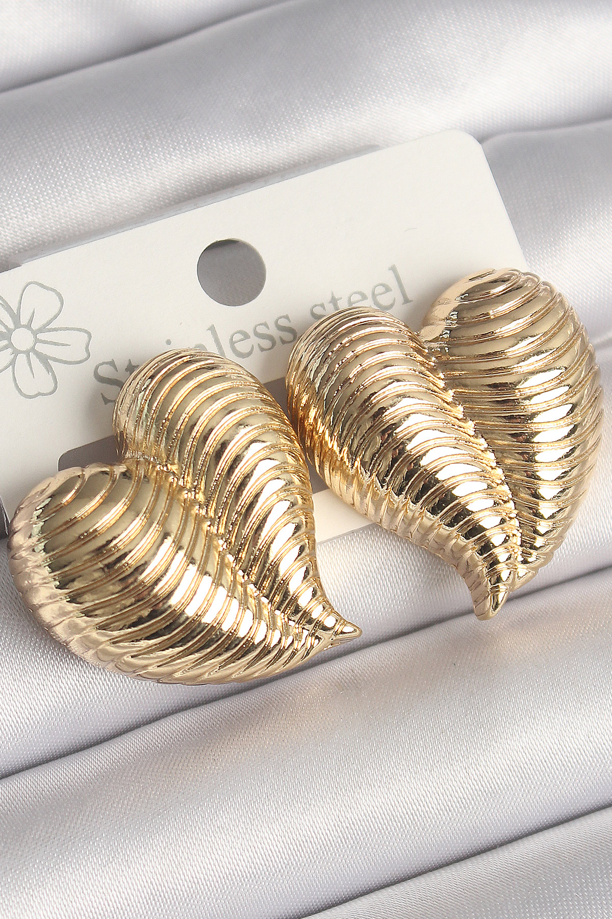 Pirinç Gold Renk İşlemeli Bomba Kalp Model Kadın Küpe 5886