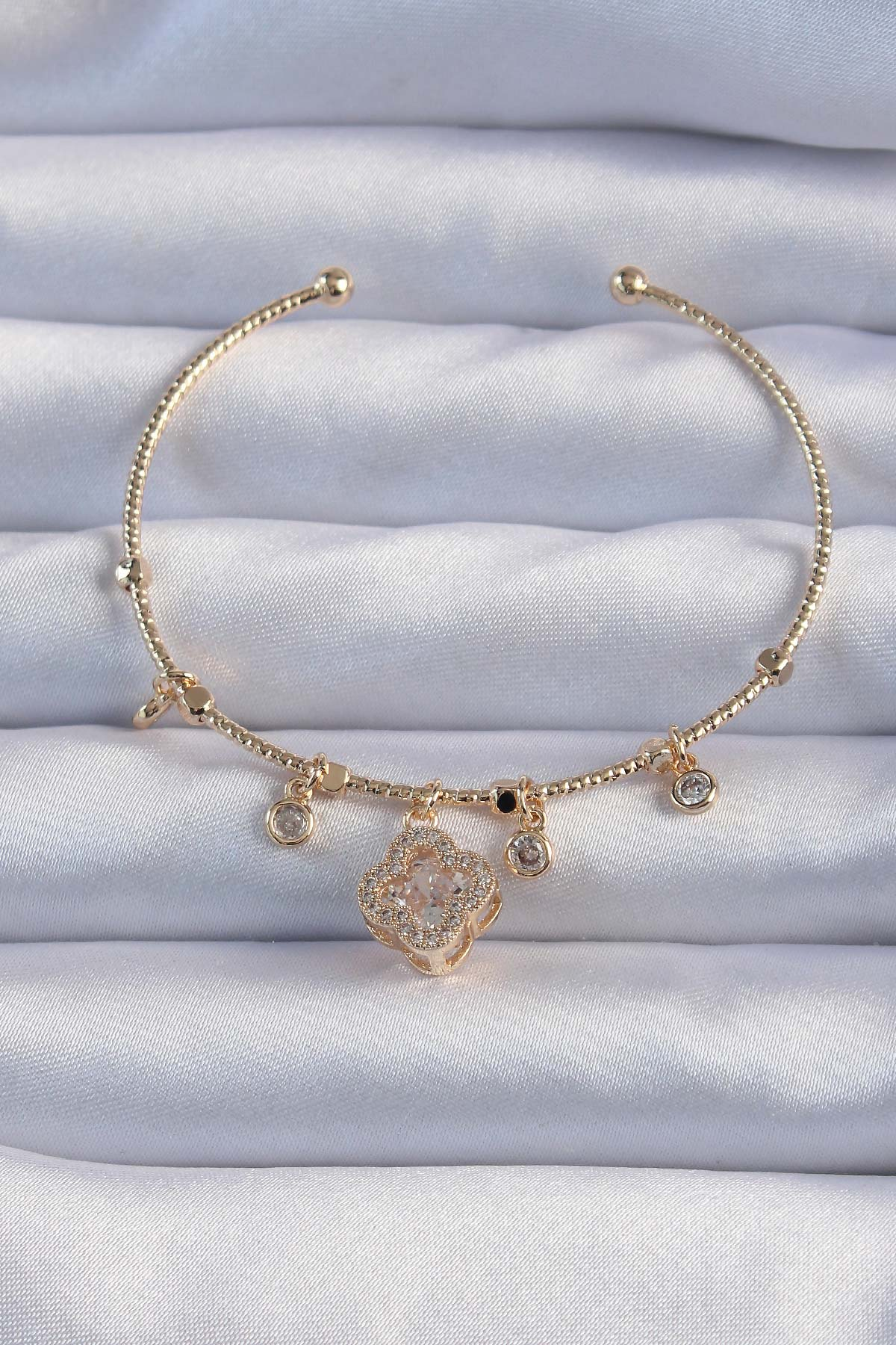Pirinç Altın Renk Zirkon Taşlı Yonca Model Charm Bileklik 5886