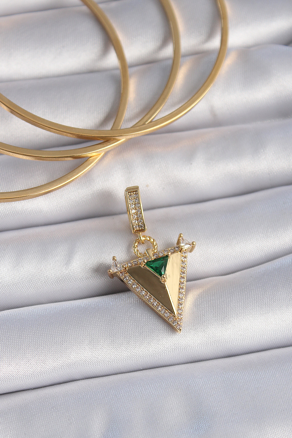 Pirinç Gold Renk Zirkon Taşlı 3D Üçgen Model Ajda Charm 5886