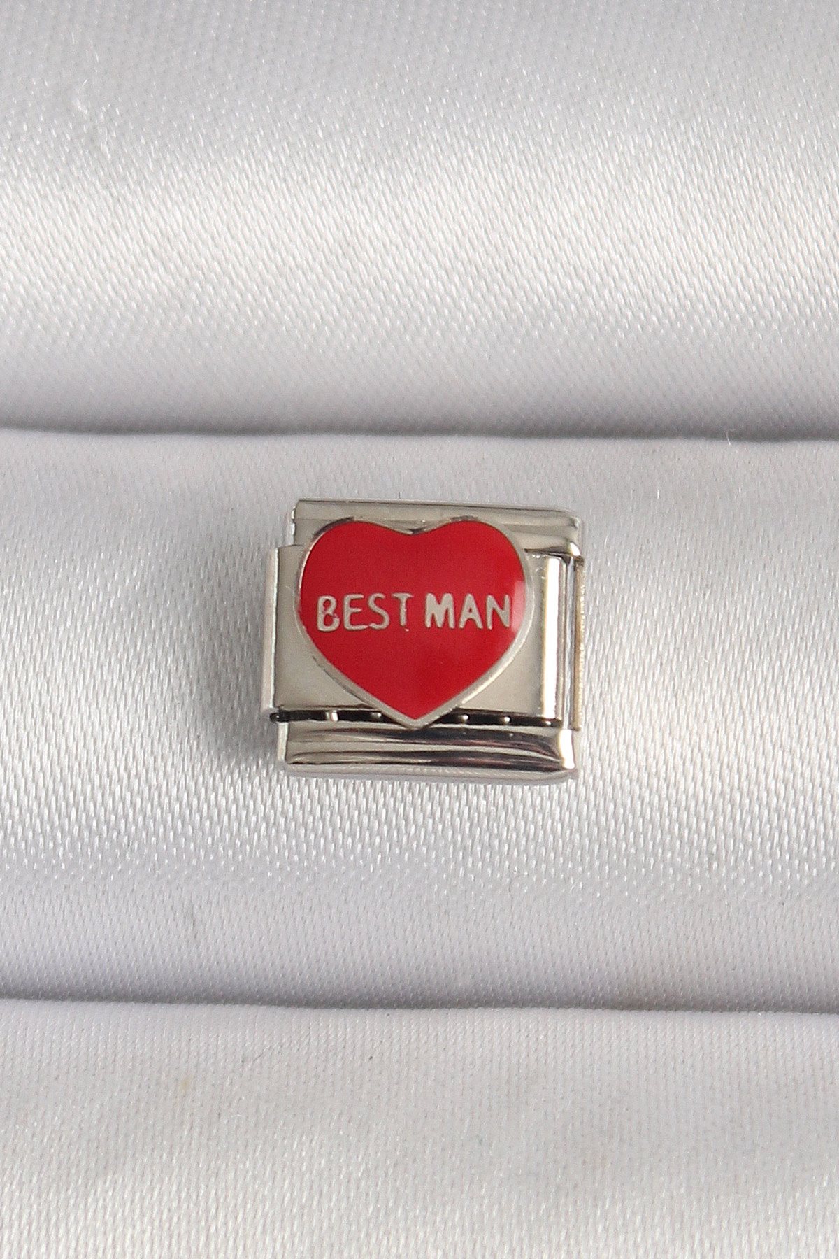 316L Çelik Gümüş Renk 'Best Man' Yazılı Kırmızı Kalp İşlemeli Nomination Charm 5886