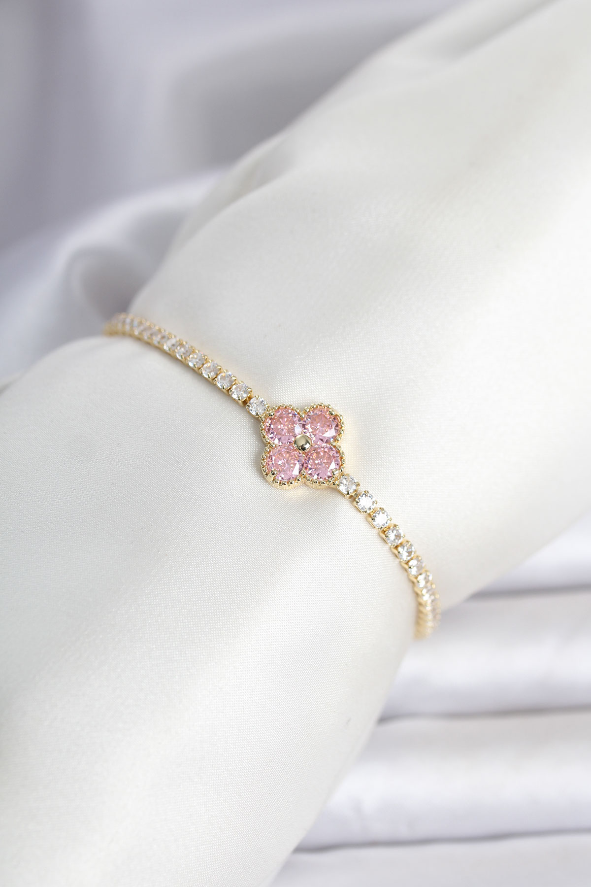 Pirinç Gold Renk Pembe Zirkon Taşlı Yonca Model Su Yolu Kadın Bileklik 5886